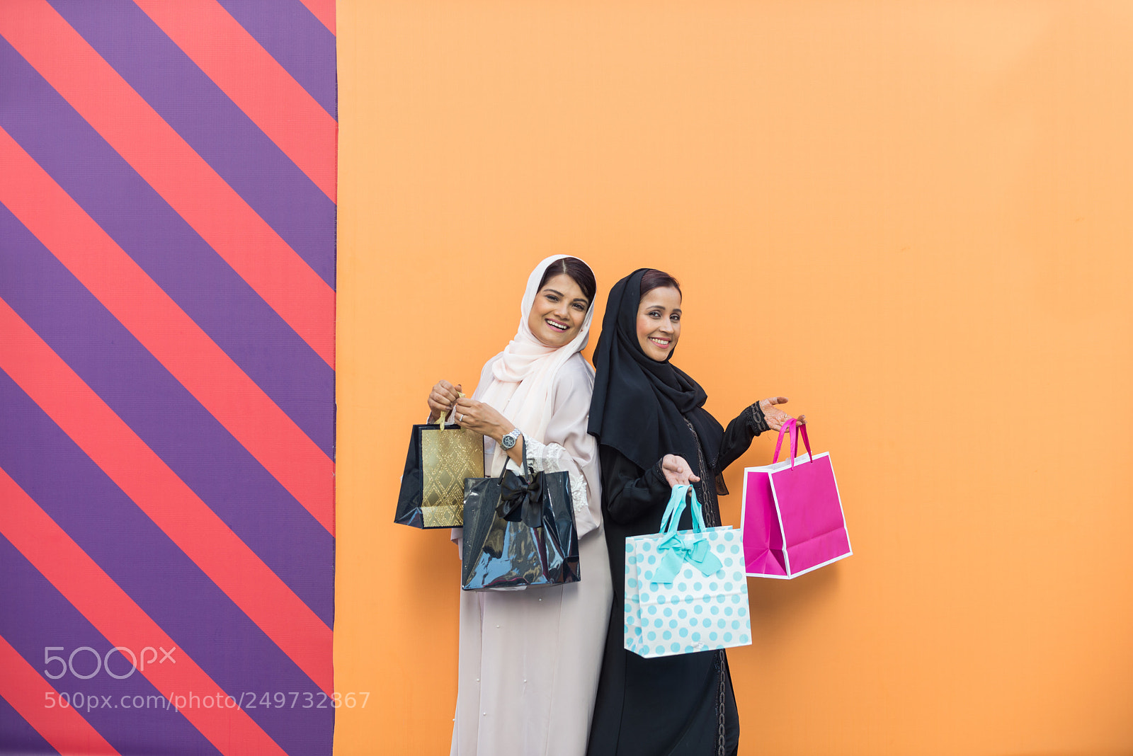 Nikon D610 sample photo. Two arabian girlfriends bonding photography