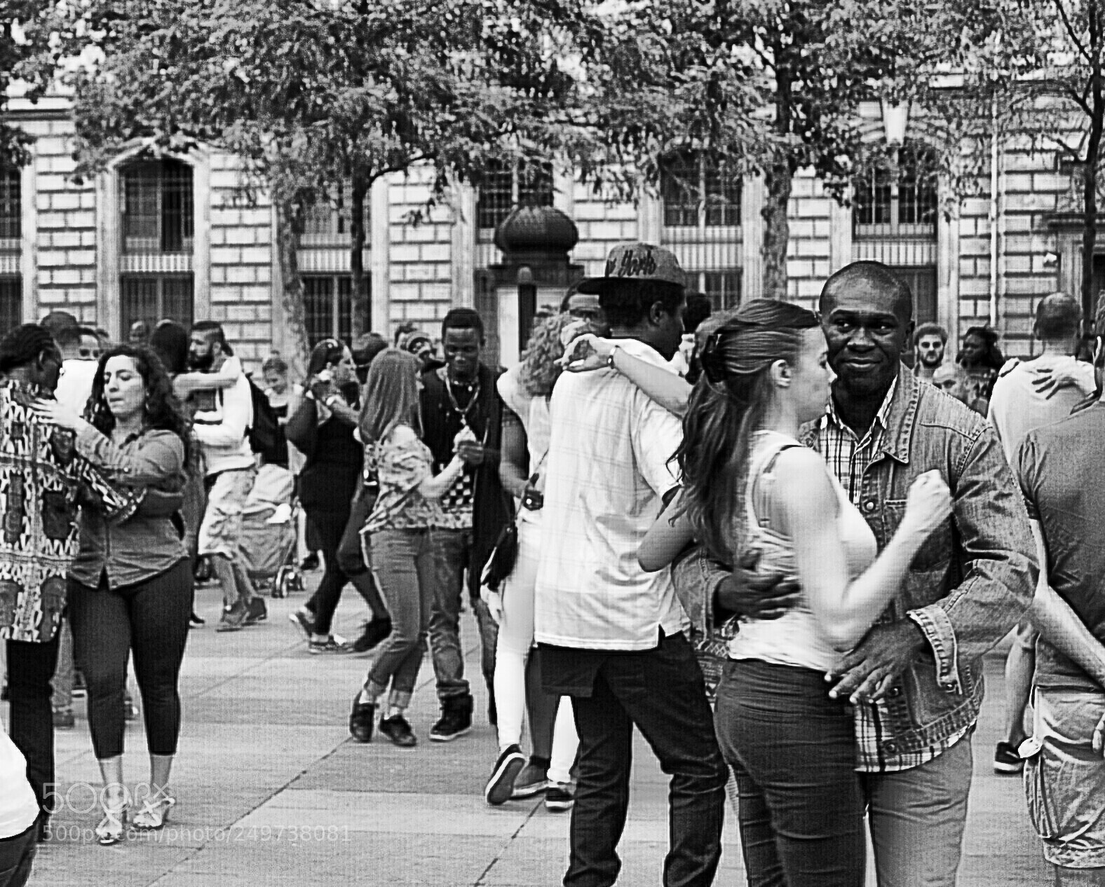 Canon EOS 1300D (EOS Rebel T6 / EOS Kiss X80) sample photo. Dancing in the streets photography