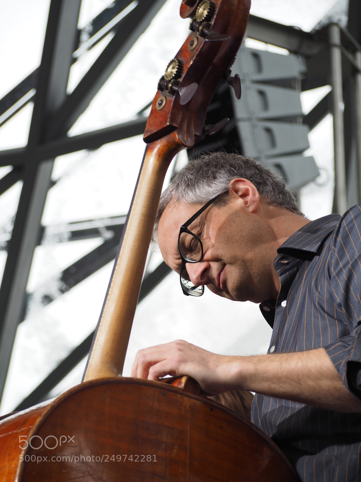 Olympus OM-D E-M10 II sample photo. Man at the contrabass  photography