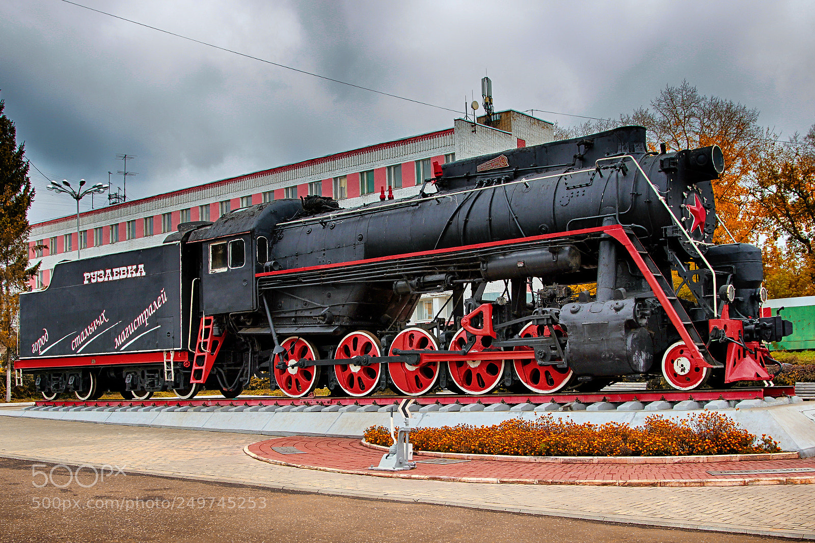 Canon EOS 600D (Rebel EOS T3i / EOS Kiss X5) sample photo. Monument to the locomotive photography