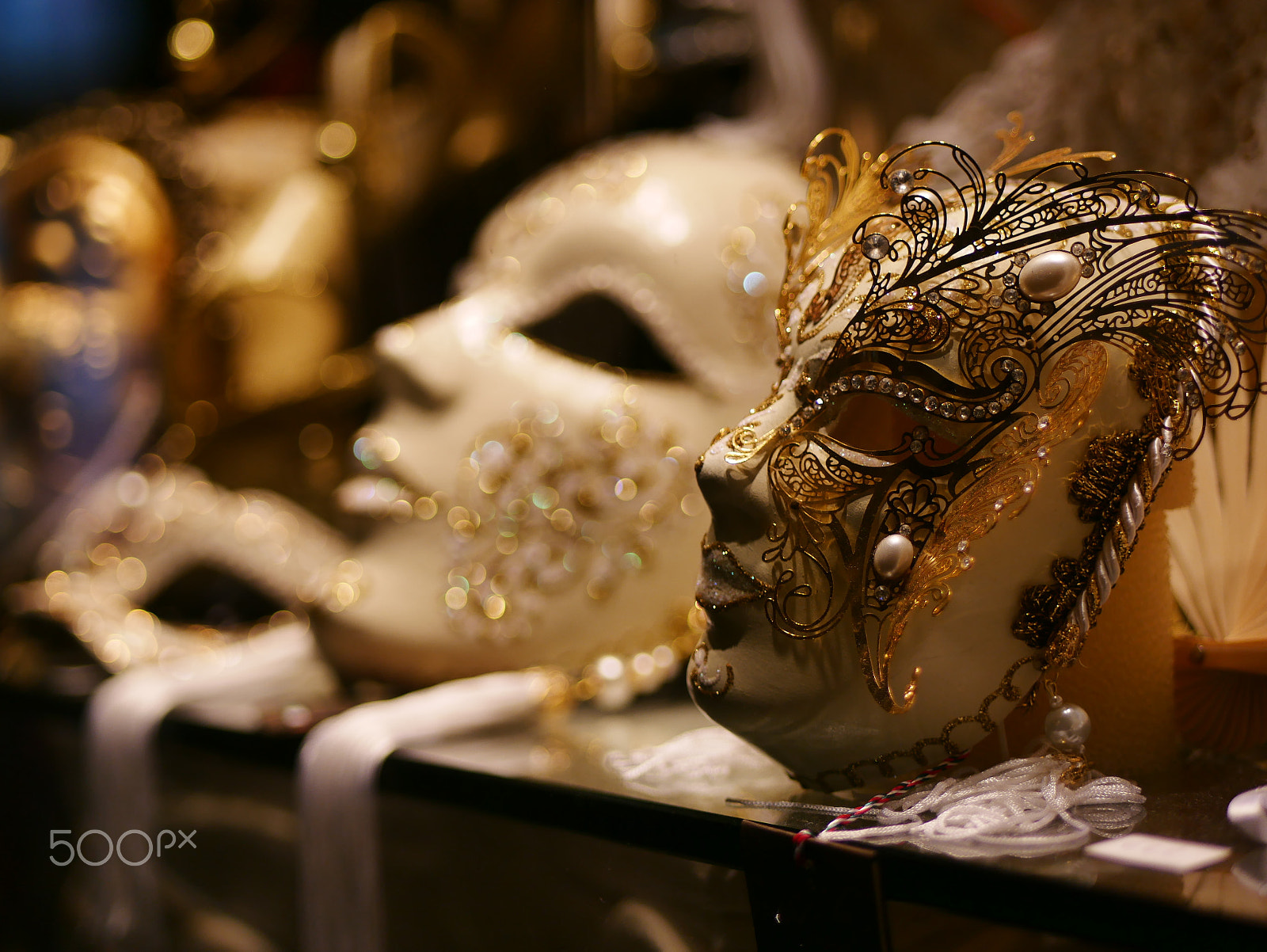 Panasonic Lumix DMC-GX85 (Lumix DMC-GX80 / Lumix DMC-GX7 Mark II) sample photo. Maschera d'oro photography