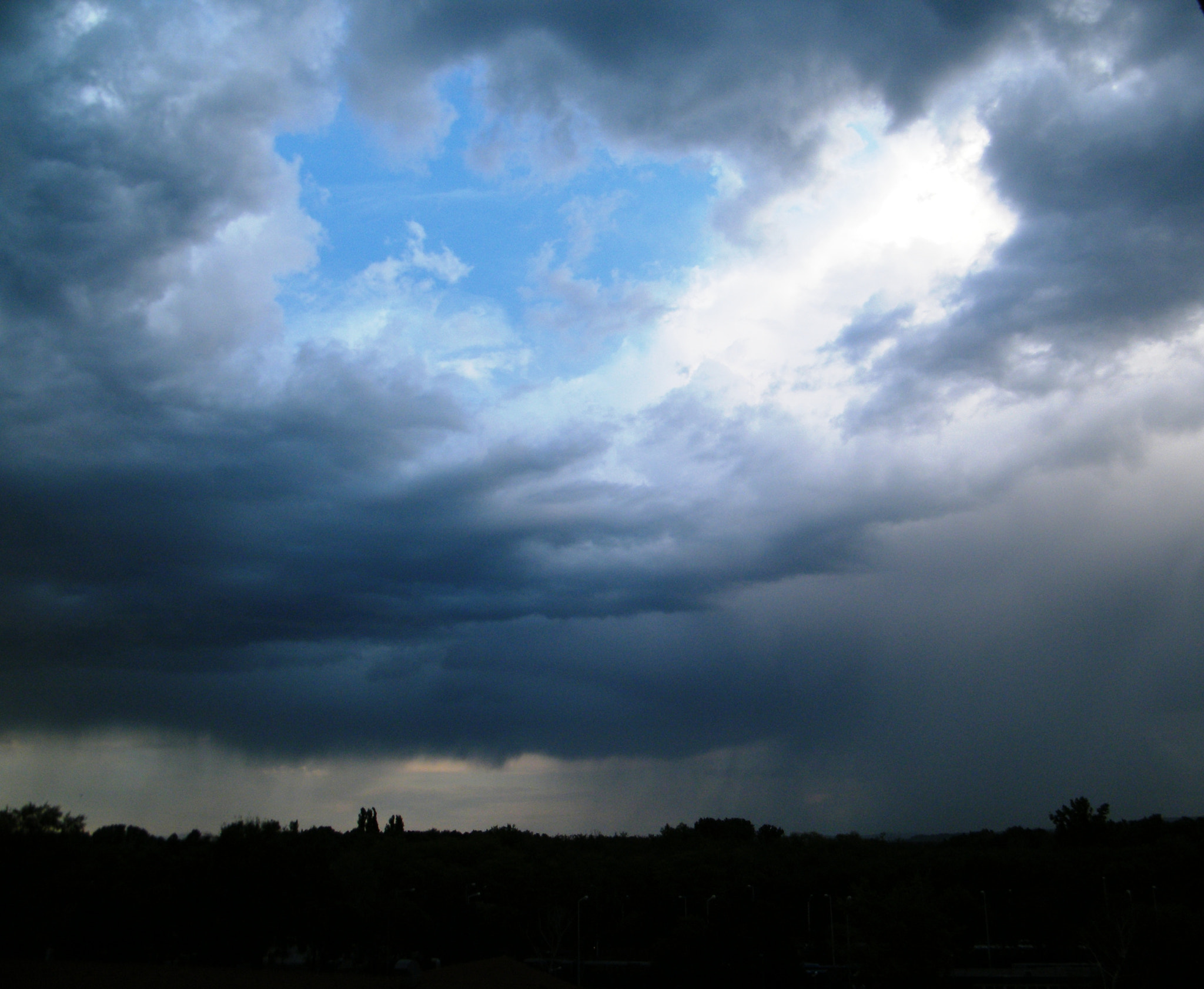 Fujifilm FinePix S2000HD sample photo. Égbolt photography