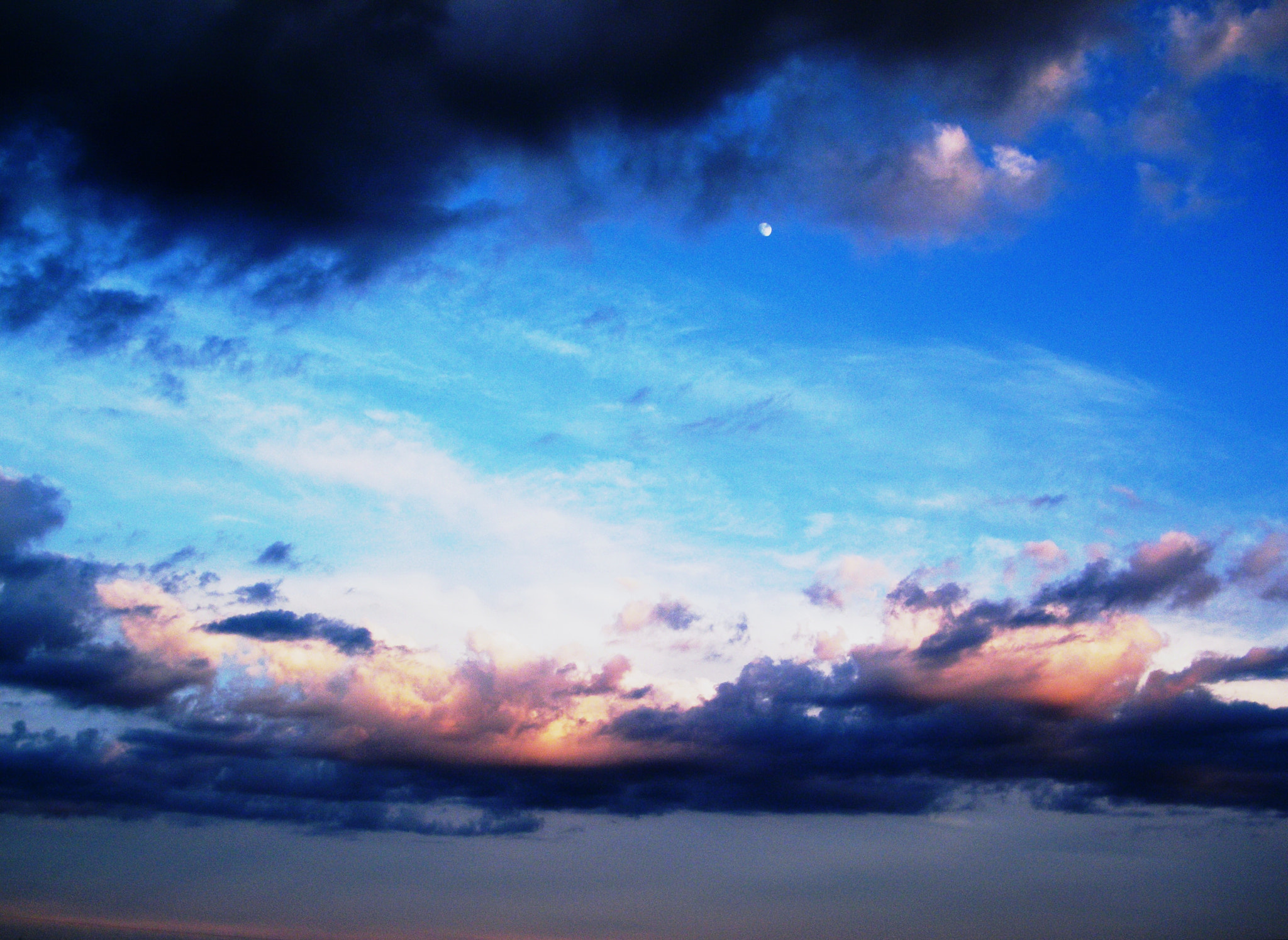 Fujifilm FinePix S2000HD sample photo. Égbolt photography
