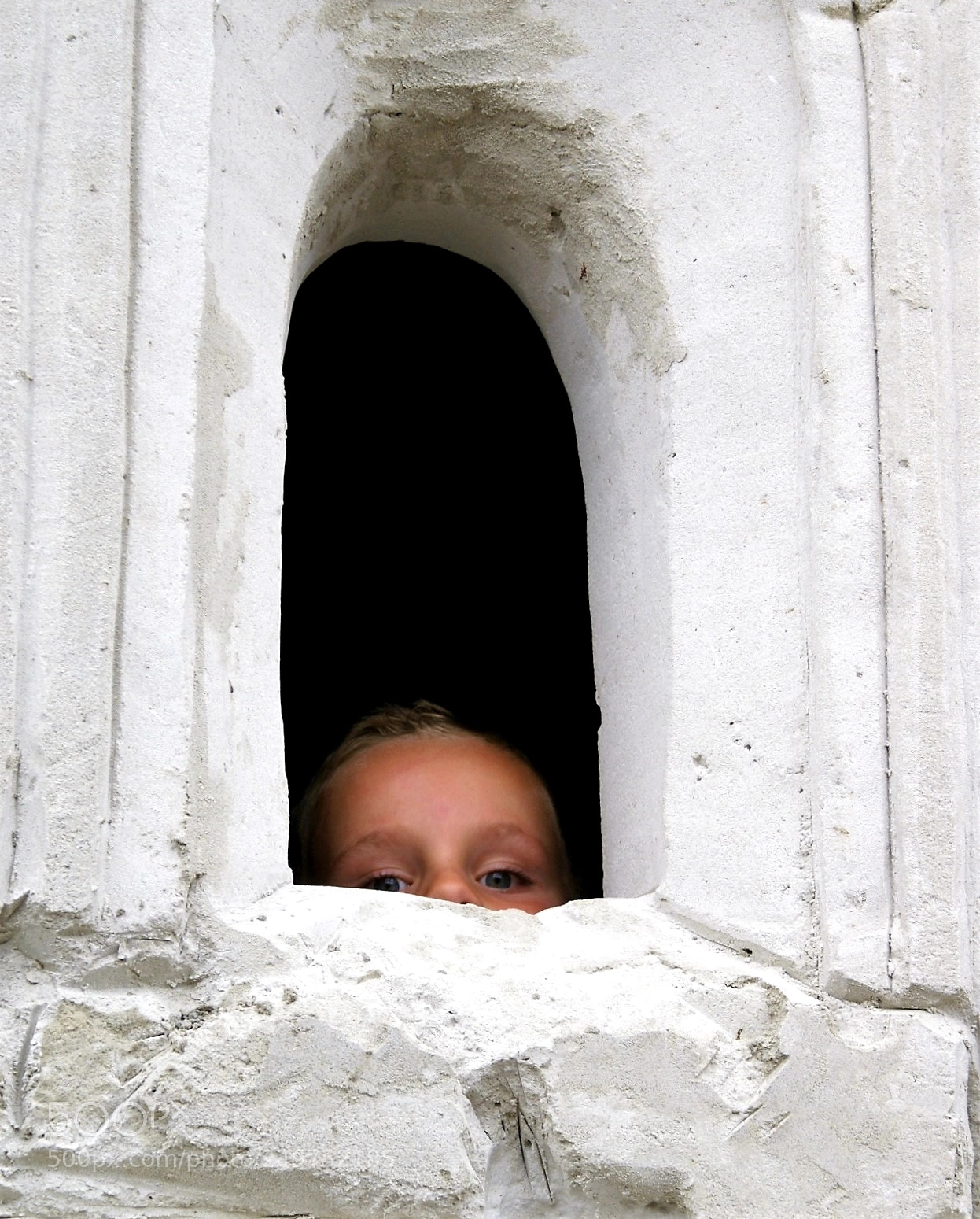 Sony Alpha DSLR-A100 sample photo. Child peeking out of photography