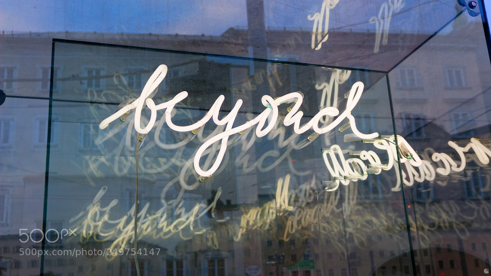 Canon EOS 700D (EOS Rebel T5i / EOS Kiss X7i) sample photo. Transparent neon photography