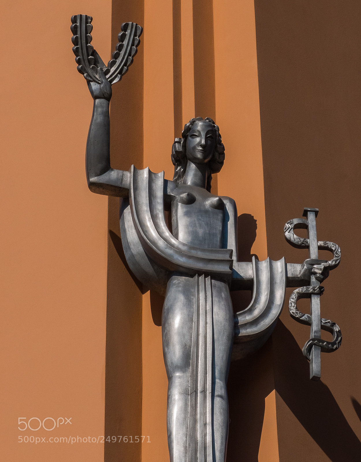 Fujifilm X30 sample photo. Modern sculpture building rynek photography