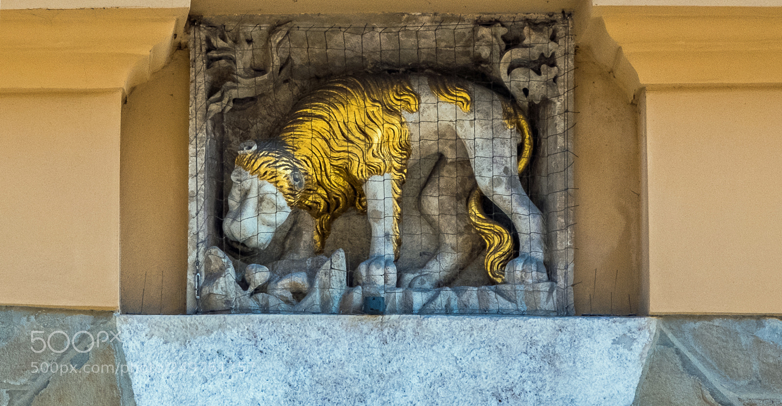 Fujifilm X30 sample photo. Stonework detail rynek glowny photography