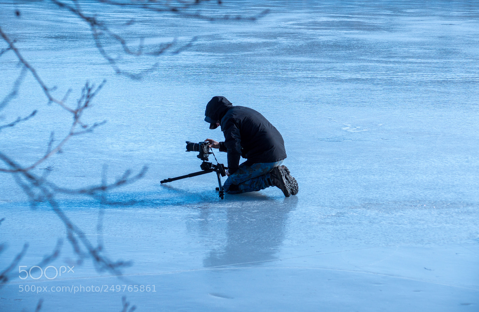 Sony ILCA-77M2 sample photo. Walk on ice photography