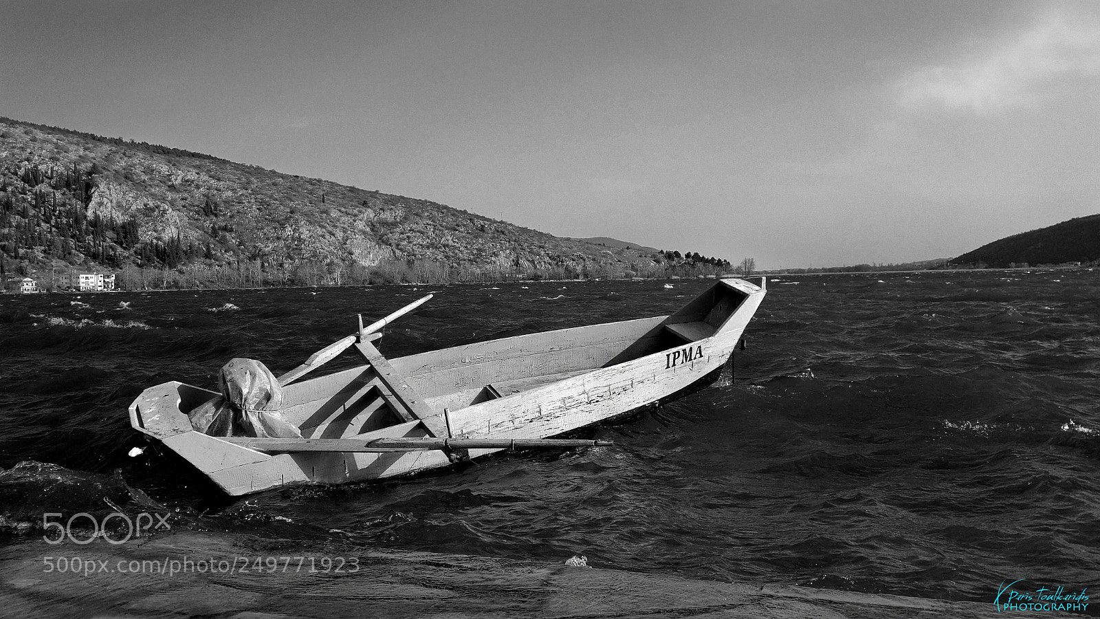 LG G4 sample photo. Boat under heavy waves photography