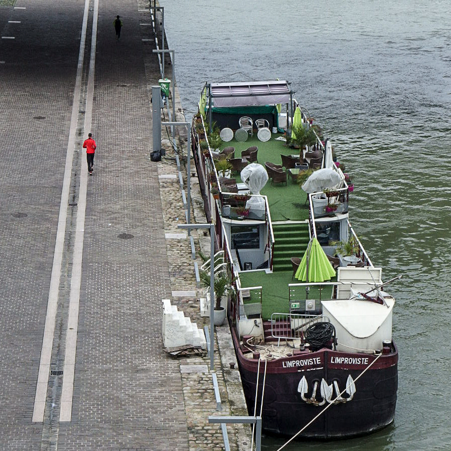 Olympus XZ-2 iHS sample photo. Quai de seine. gris, vert, rouge. photography