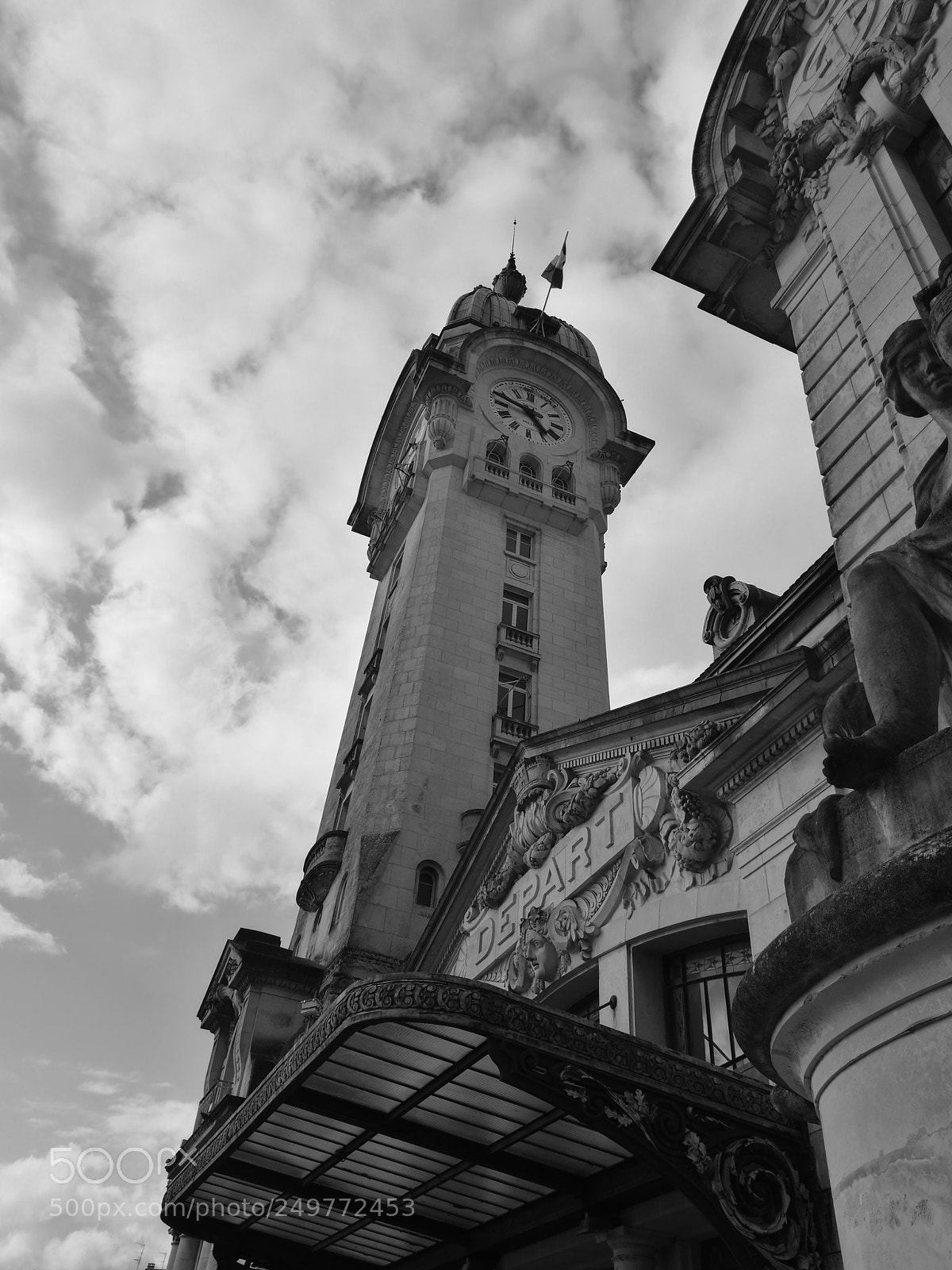 HUAWEI P9 sample photo. And a train station photography
