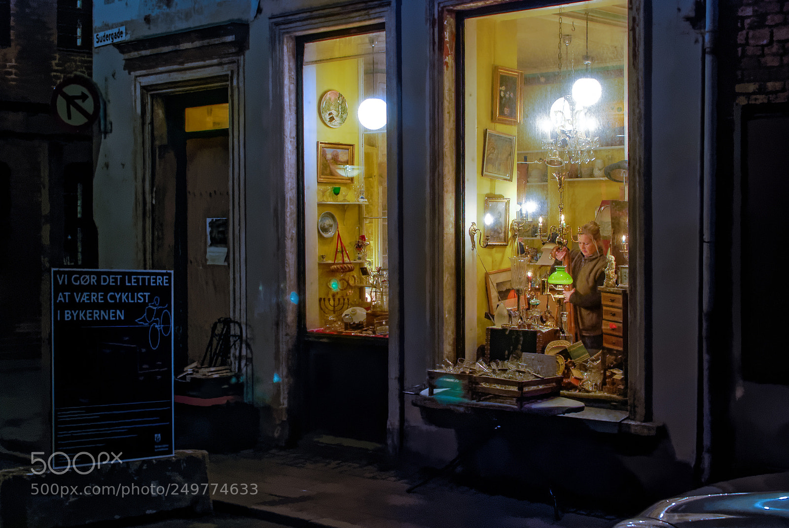 Nikon D80 sample photo. The antique shop photography