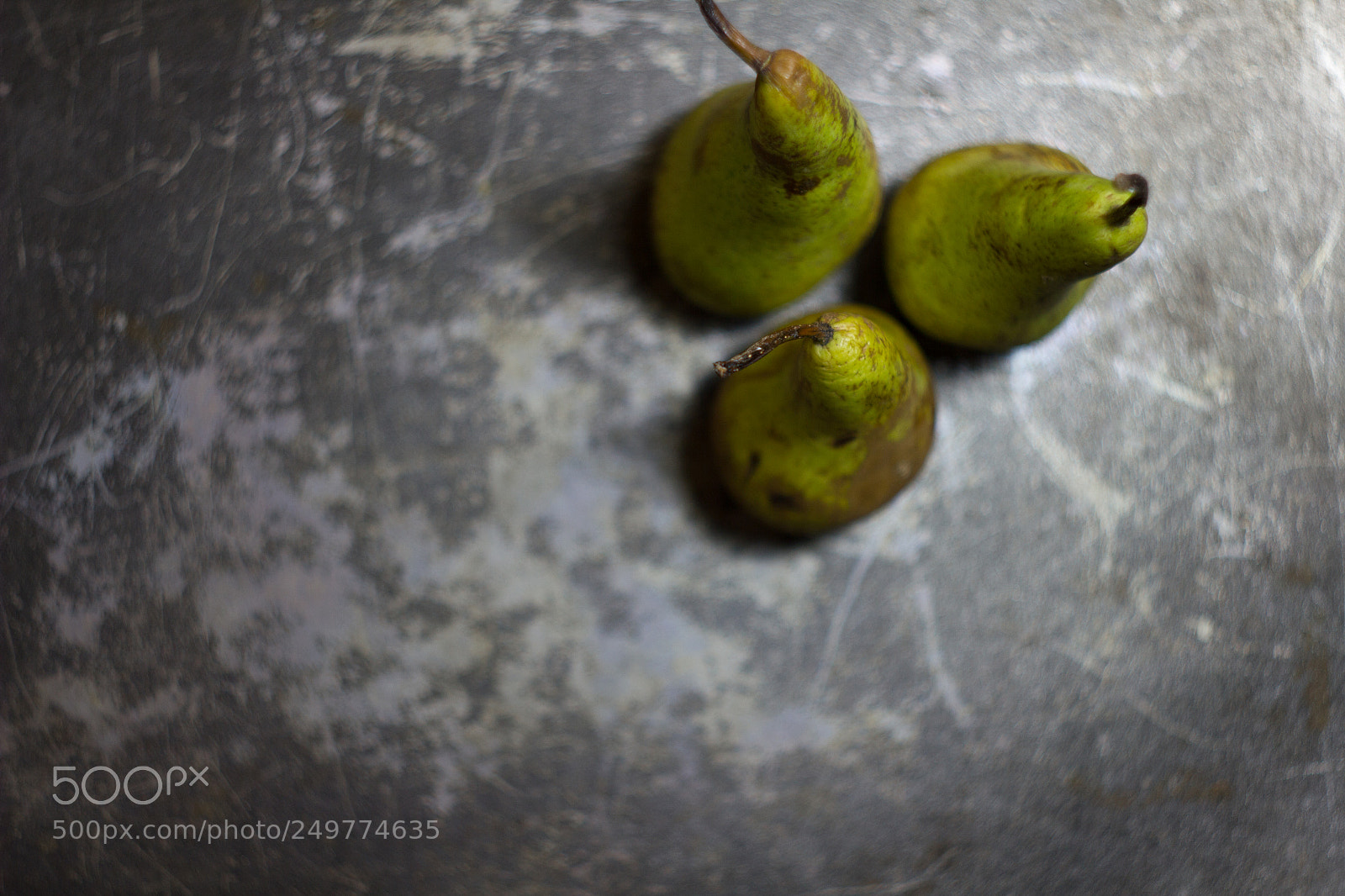 Canon EOS 550D (EOS Rebel T2i / EOS Kiss X4) sample photo. Three pears on an photography
