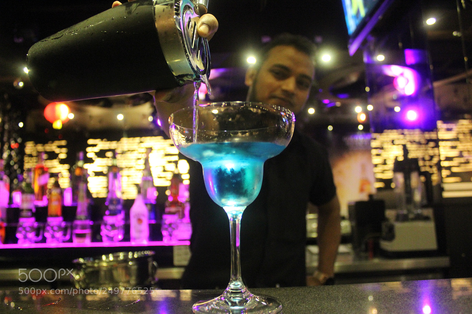 Canon EOS 600D (Rebel EOS T3i / EOS Kiss X5) sample photo. Bartender photography