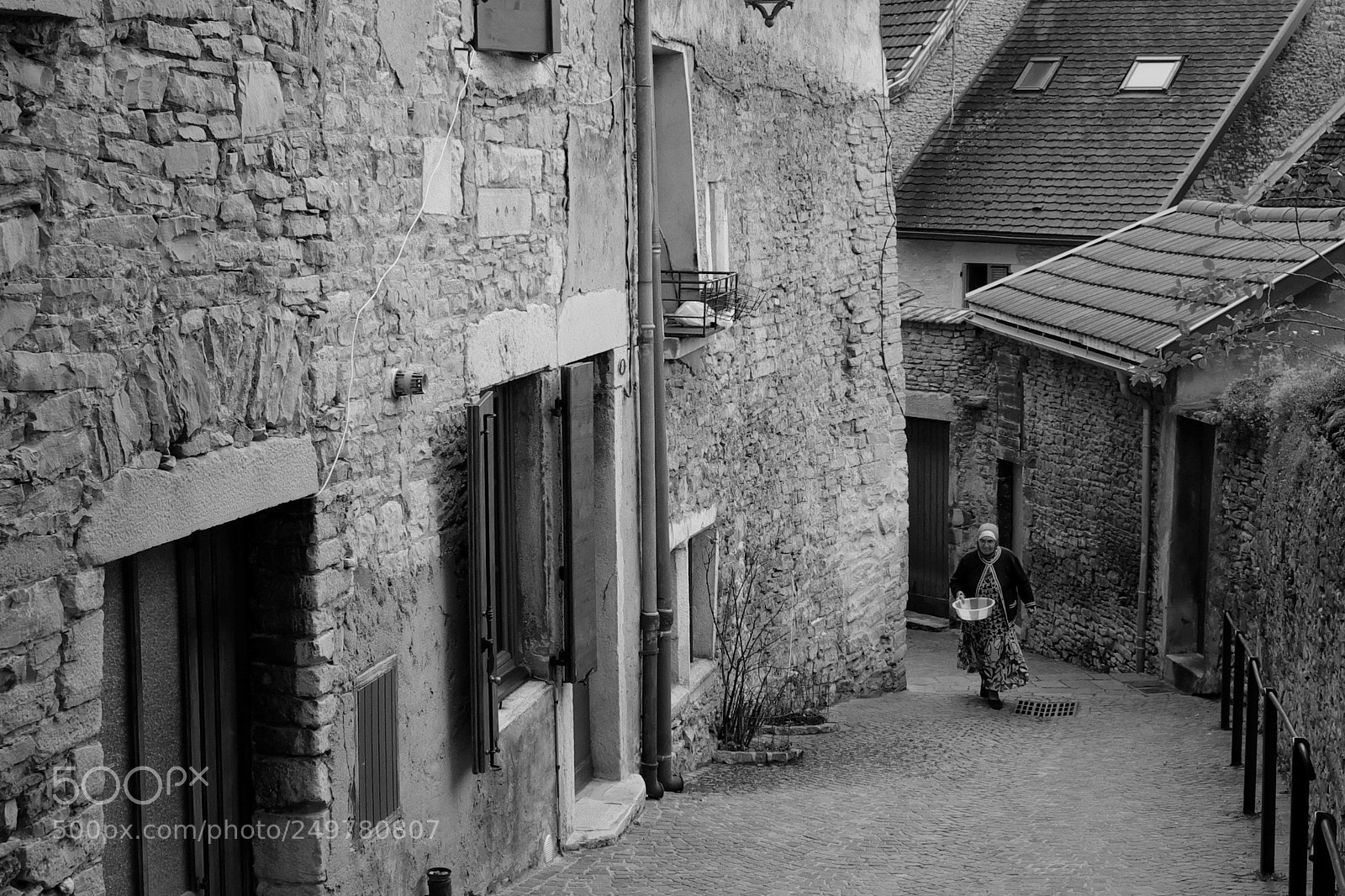 Fujifilm X100T sample photo. Seule dans la ruelle photography