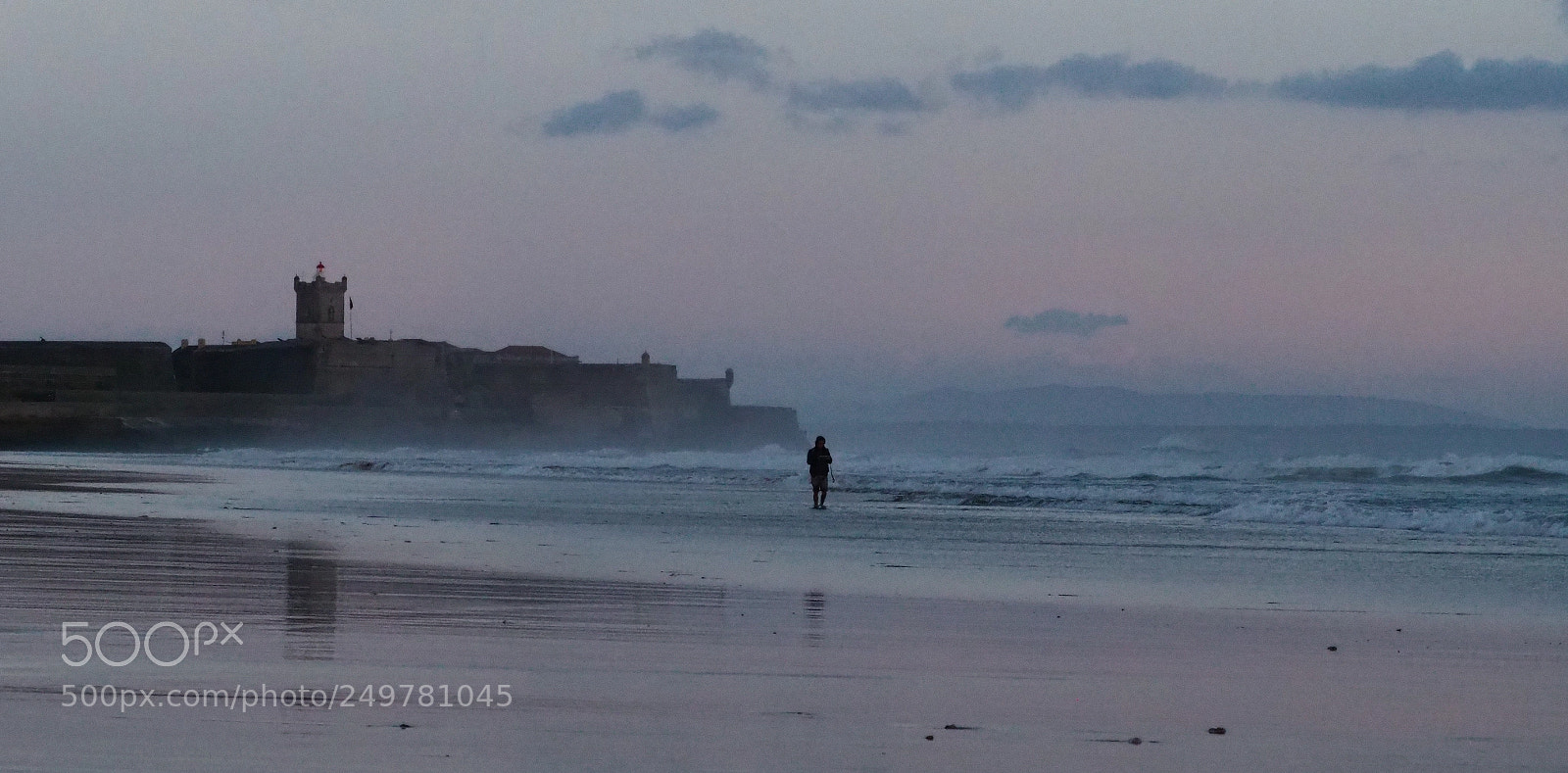 Olympus OM-D E-M1 Mark II sample photo. Walking by the sea photography