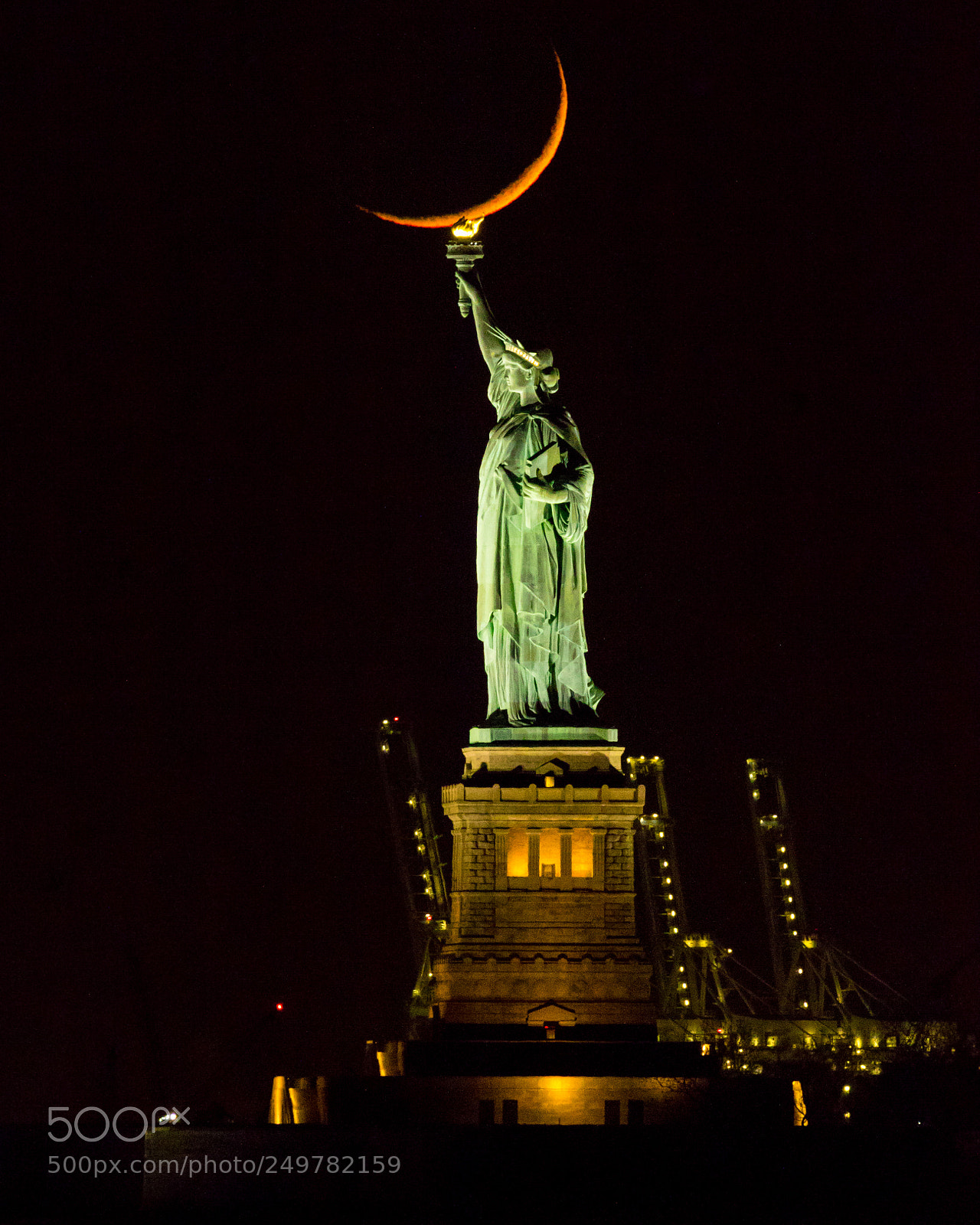 Canon EOS 7D Mark II sample photo. Statue of liberty moon photography