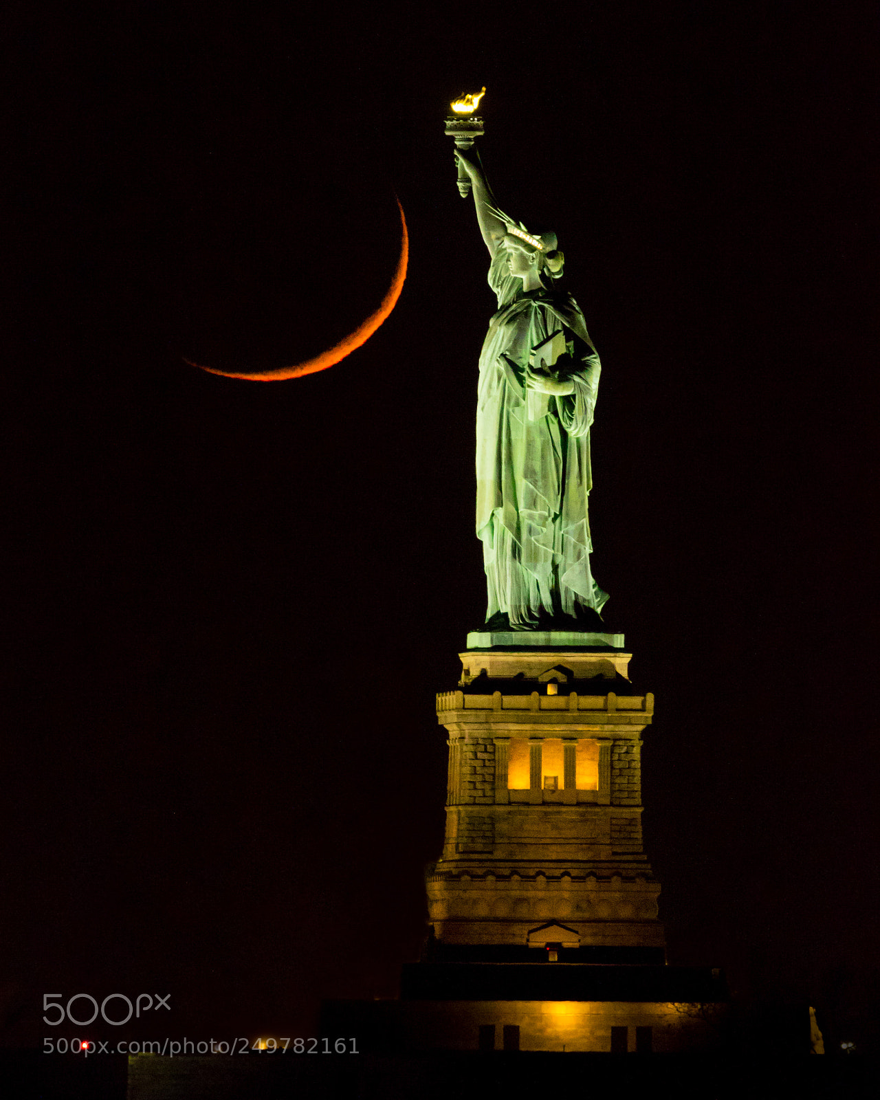 Canon EOS 7D Mark II sample photo. Statue of liberty moon photography