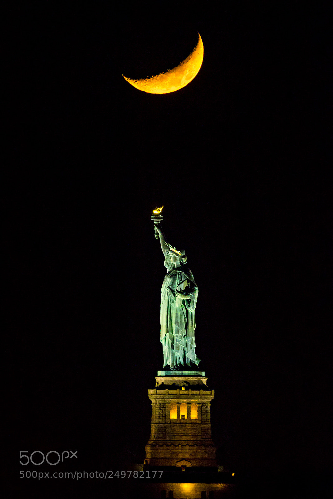 Canon EOS 7D Mark II sample photo. Statue of liberty moon photography