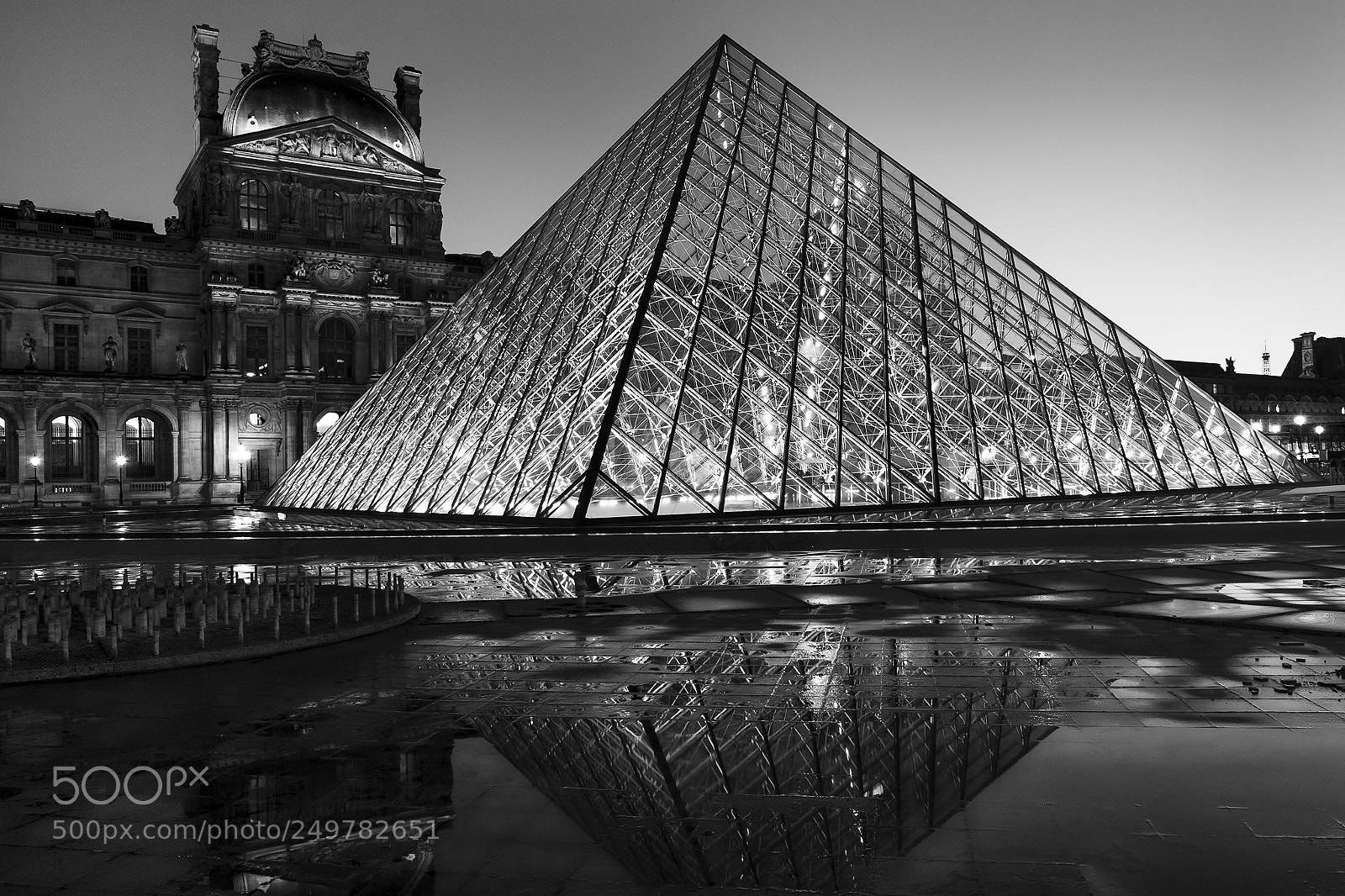 Fujifilm X-E1 sample photo. Pyramide du louvre photography