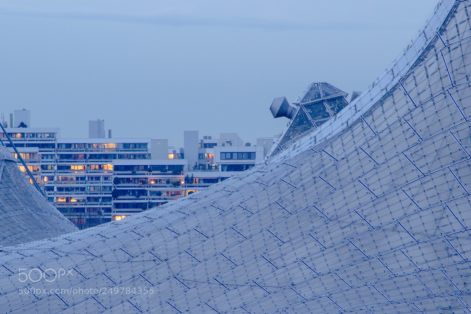 Canon EOS 600D (Rebel EOS T3i / EOS Kiss X5) sample photo. Rooftop tip toeing in photography