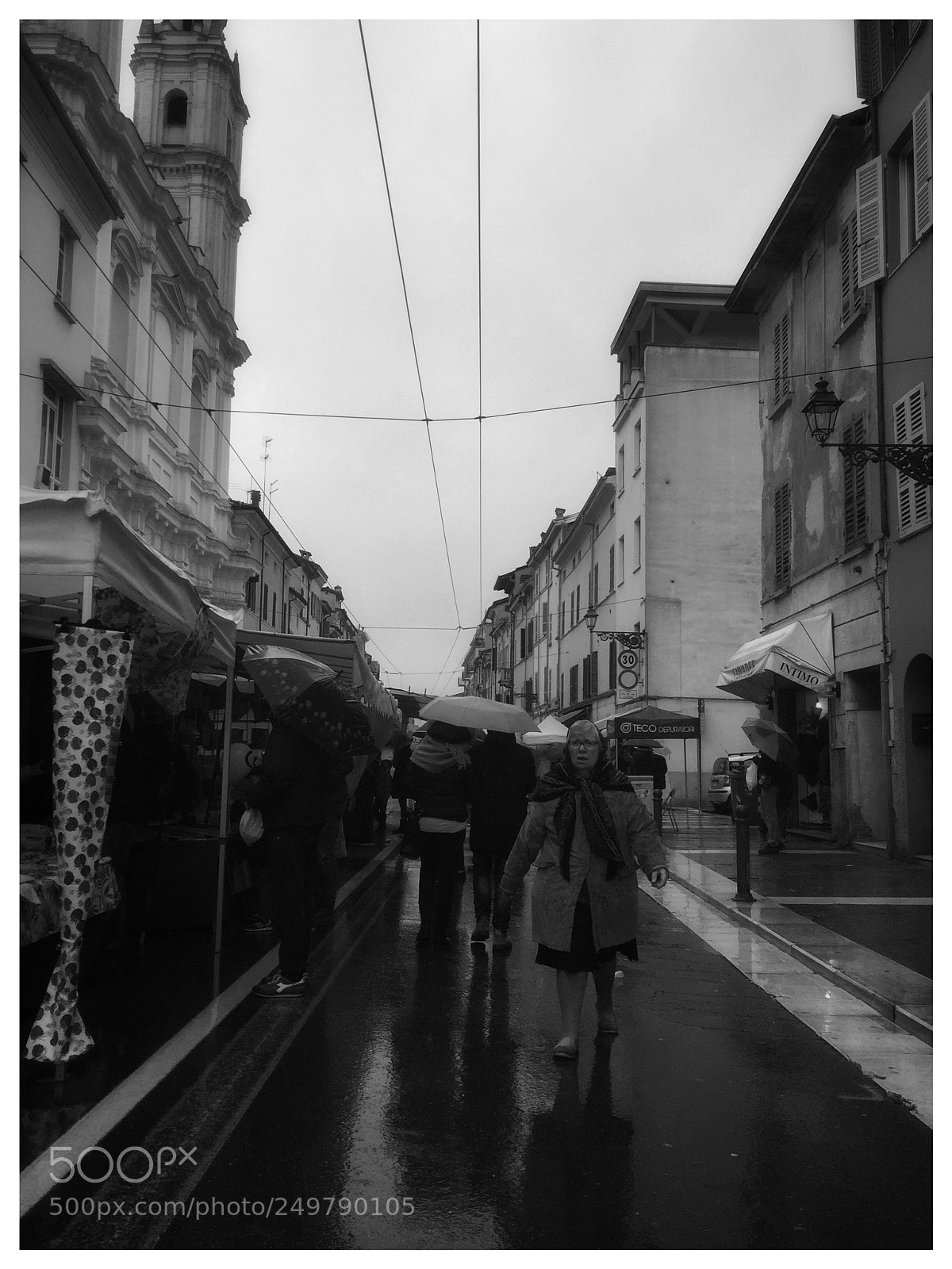 Apple iPhone 6 sample photo. Woman without umbrella photography