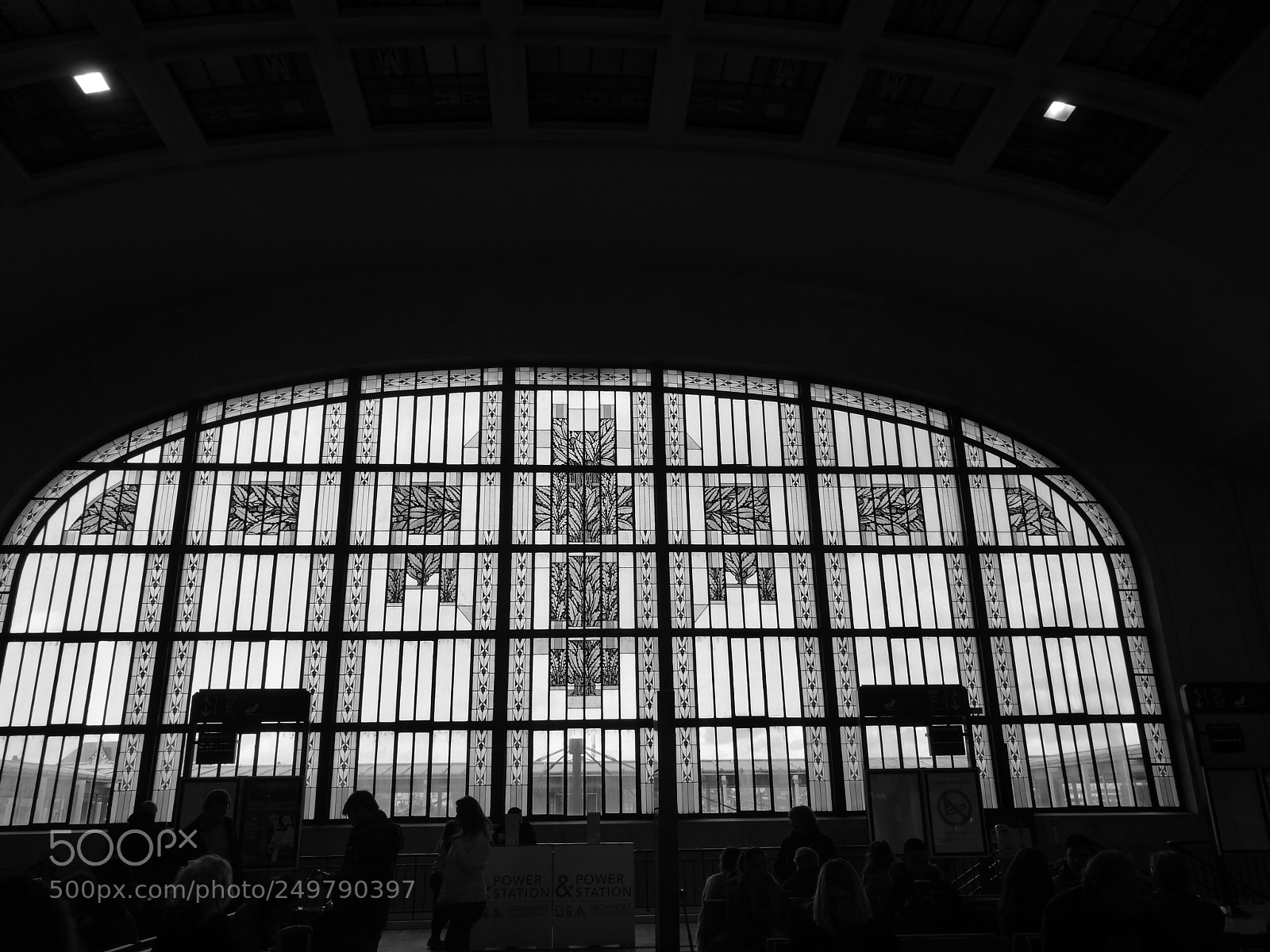 HUAWEI P9 sample photo. And a train station photography