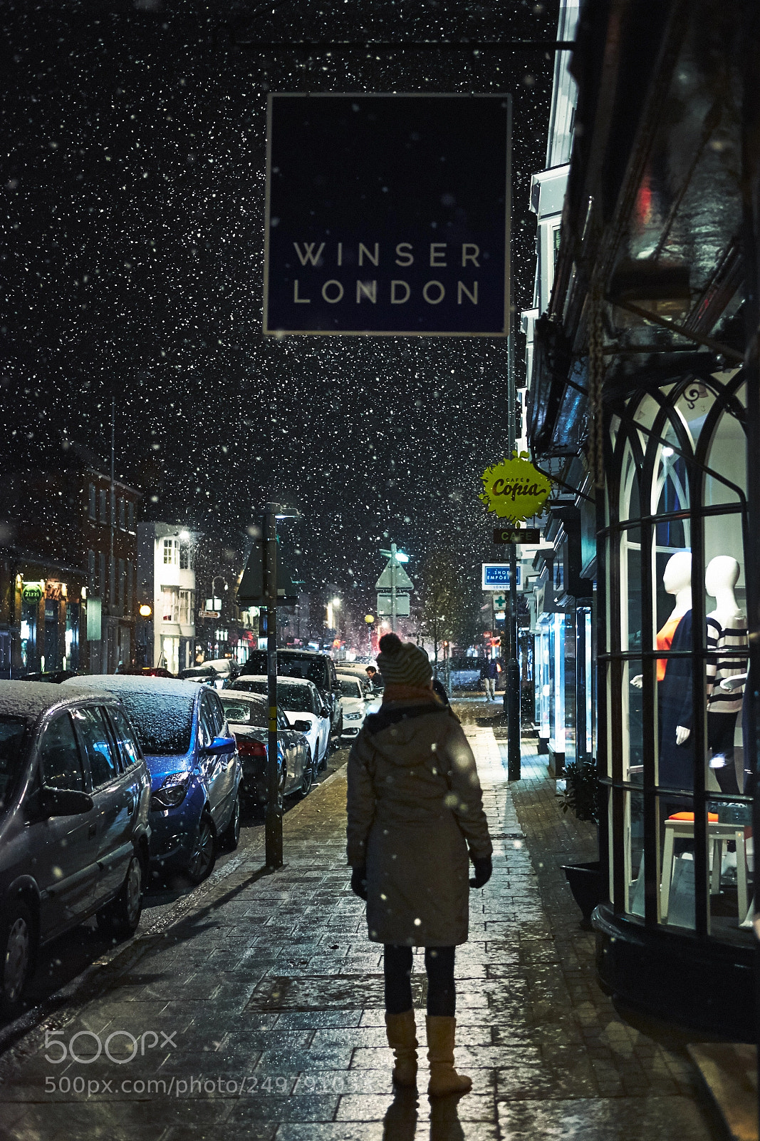 Fujifilm X-E2 sample photo. Snowy window shopping photography