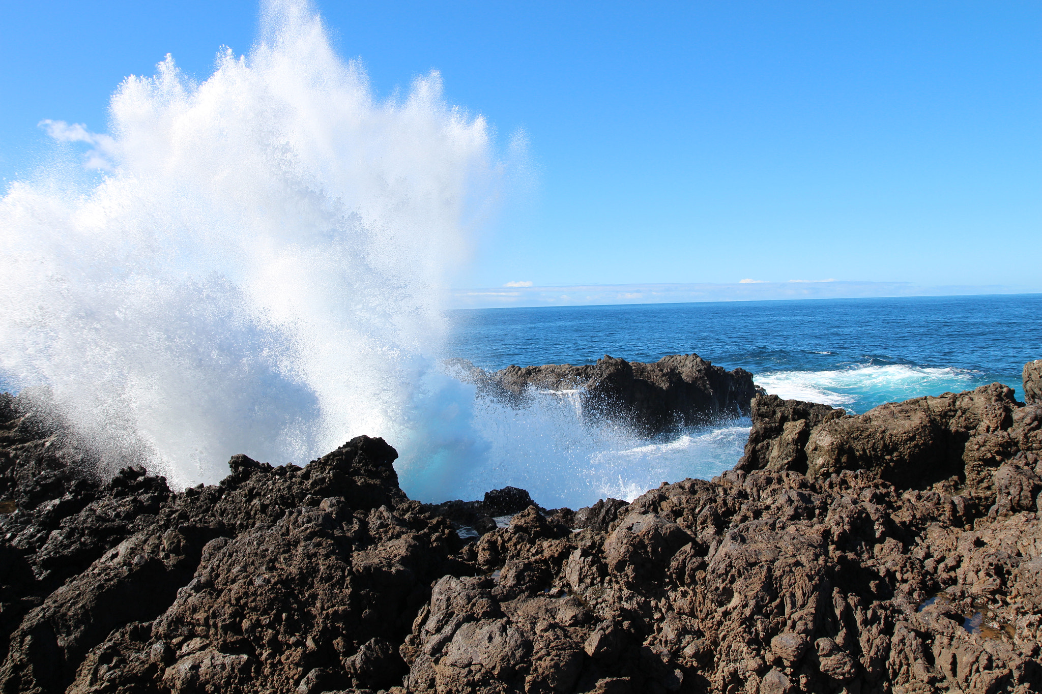 Canon EF-S 17-55mm F2.8 IS USM sample photo. Rocks and waves photography