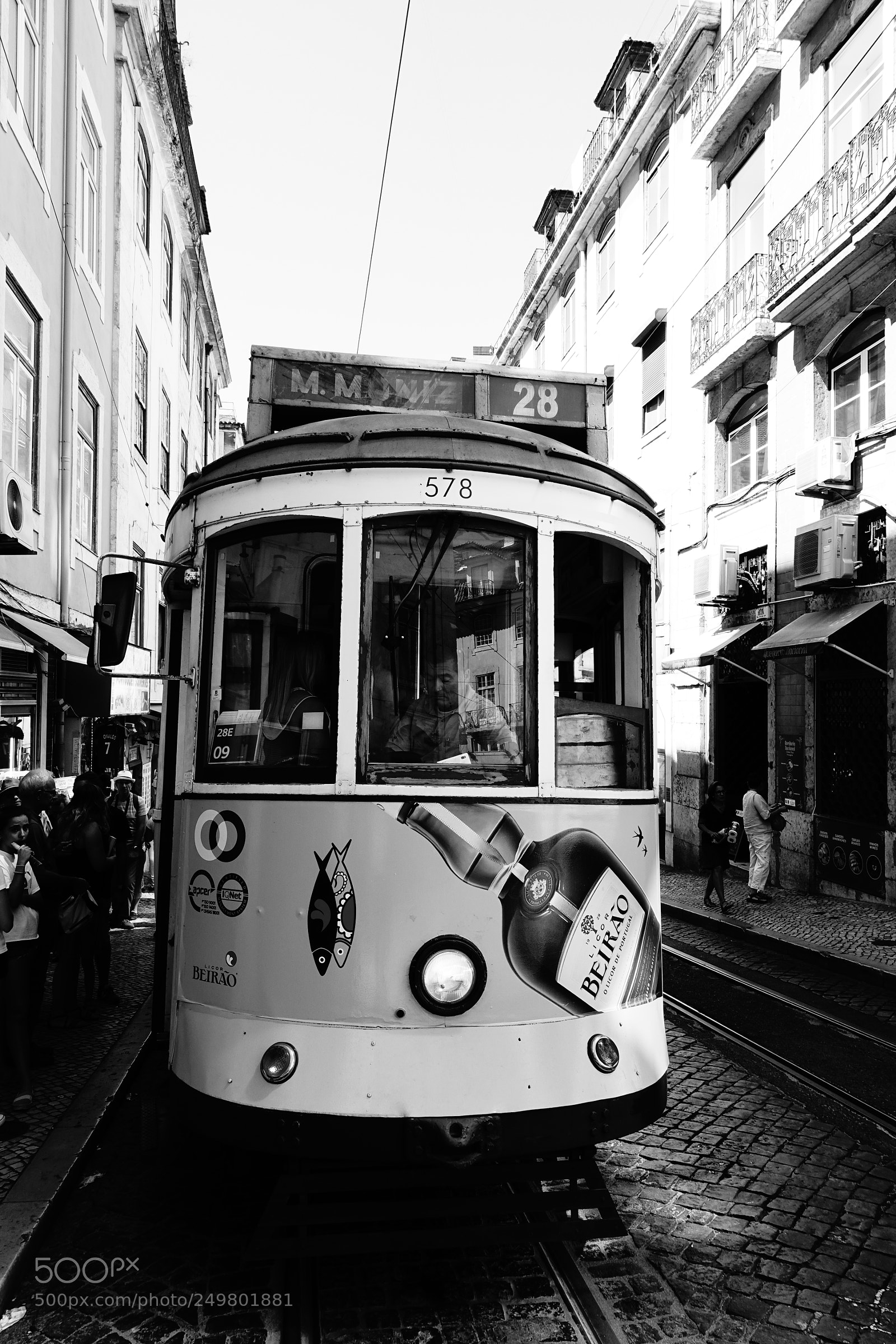 Sony DSC-RX100M5 sample photo. Tram in lisbon photography