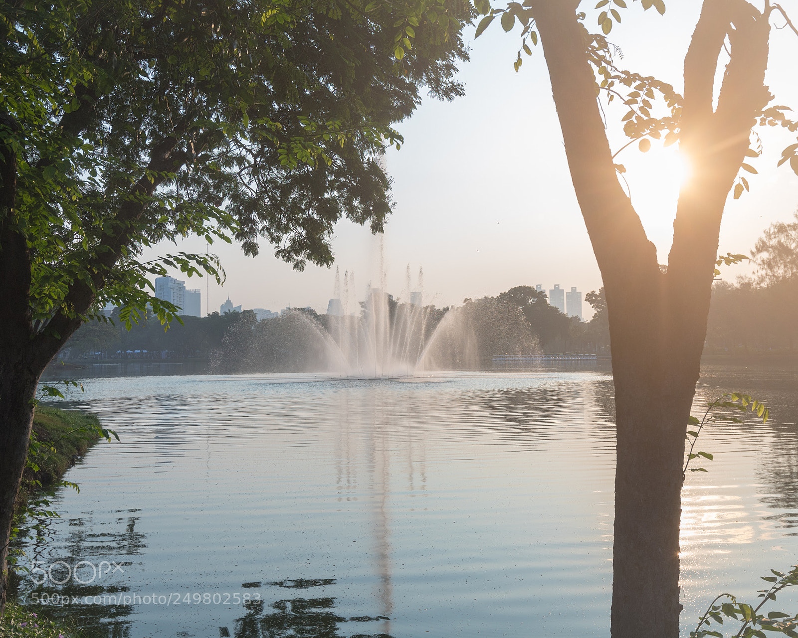 Canon EOS 1300D (EOS Rebel T6 / EOS Kiss X80) sample photo. Fountain in lumphini park photography