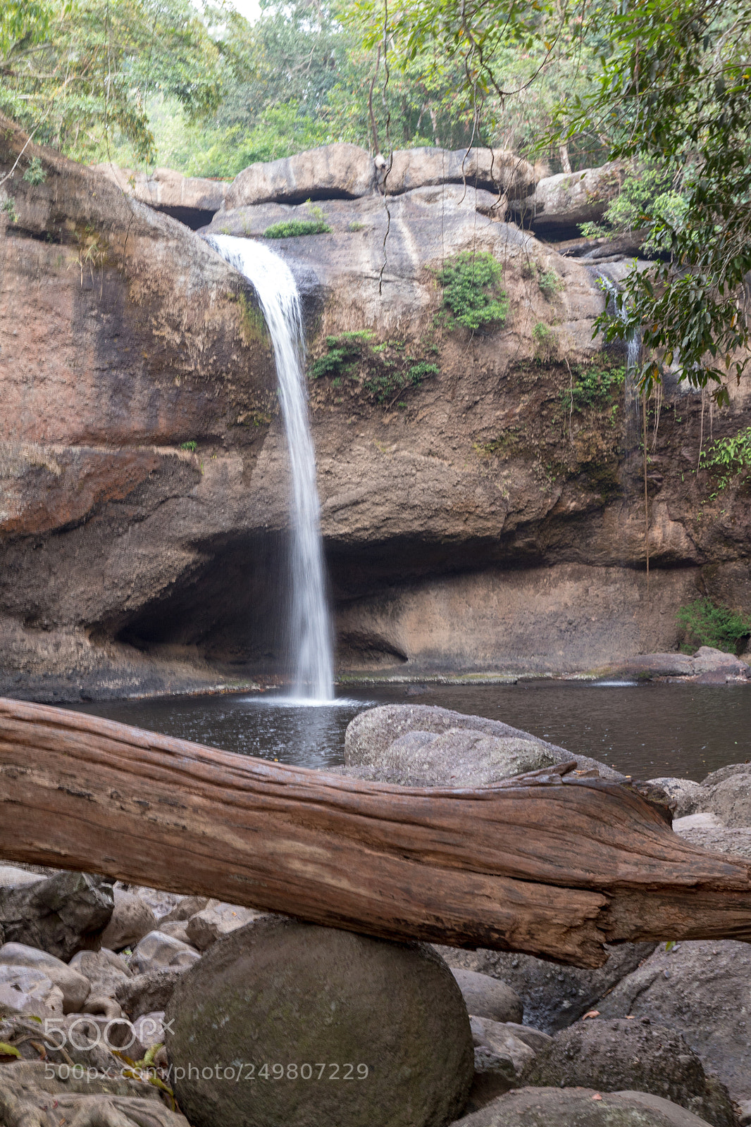 Canon EOS 1300D (EOS Rebel T6 / EOS Kiss X80) sample photo. Haew suwat waterfall at photography