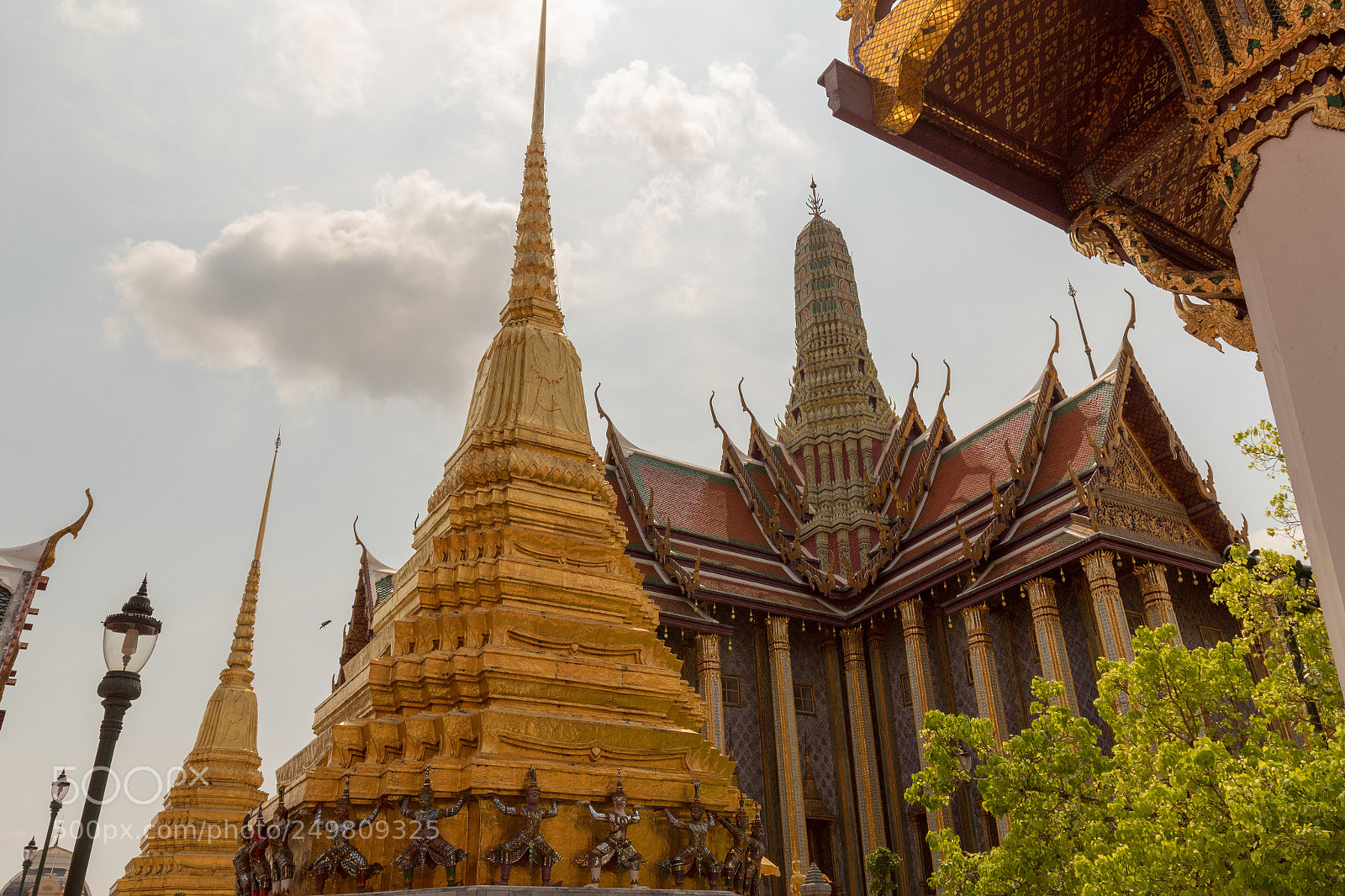 Canon EOS 1300D (EOS Rebel T6 / EOS Kiss X80) sample photo. Grand palace buildings photography