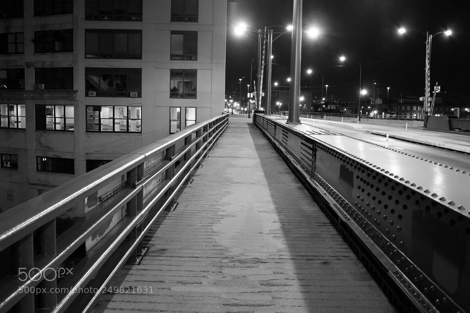 Canon EOS 600D (Rebel EOS T3i / EOS Kiss X5) sample photo. Bridge crossing in chicago photography