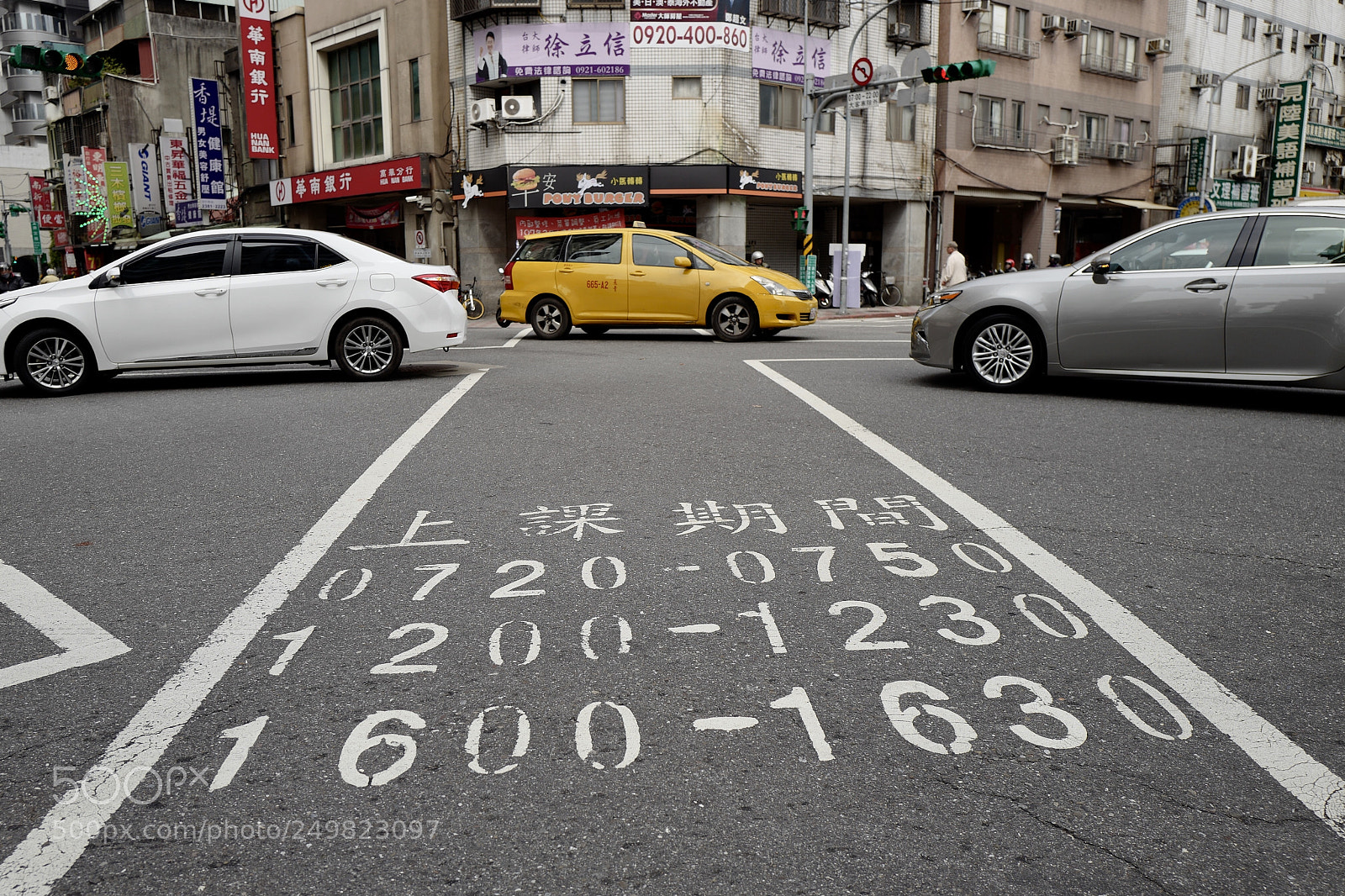 Leica Q (Typ 116) sample photo. 路面字型指示系列，我喜歡後面那三個不同方向的車子 photography