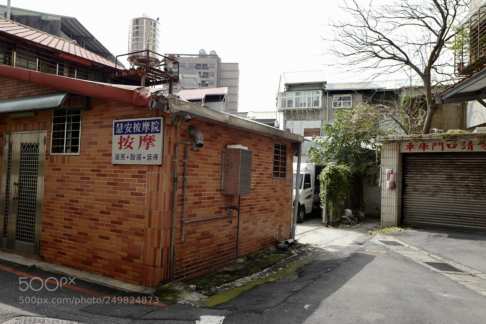 Leica Q (Typ 116) sample photo. 深巷按摩院 photography
