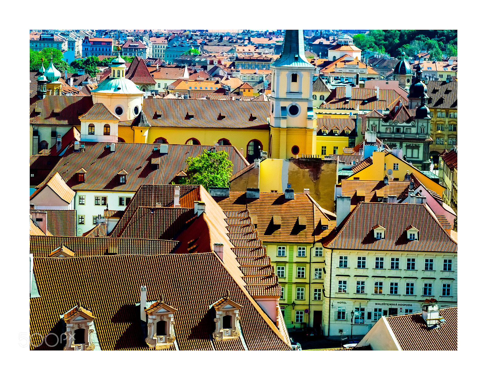 Panasonic Lumix DMC-FZ1000 sample photo. Les toits de prague photography
