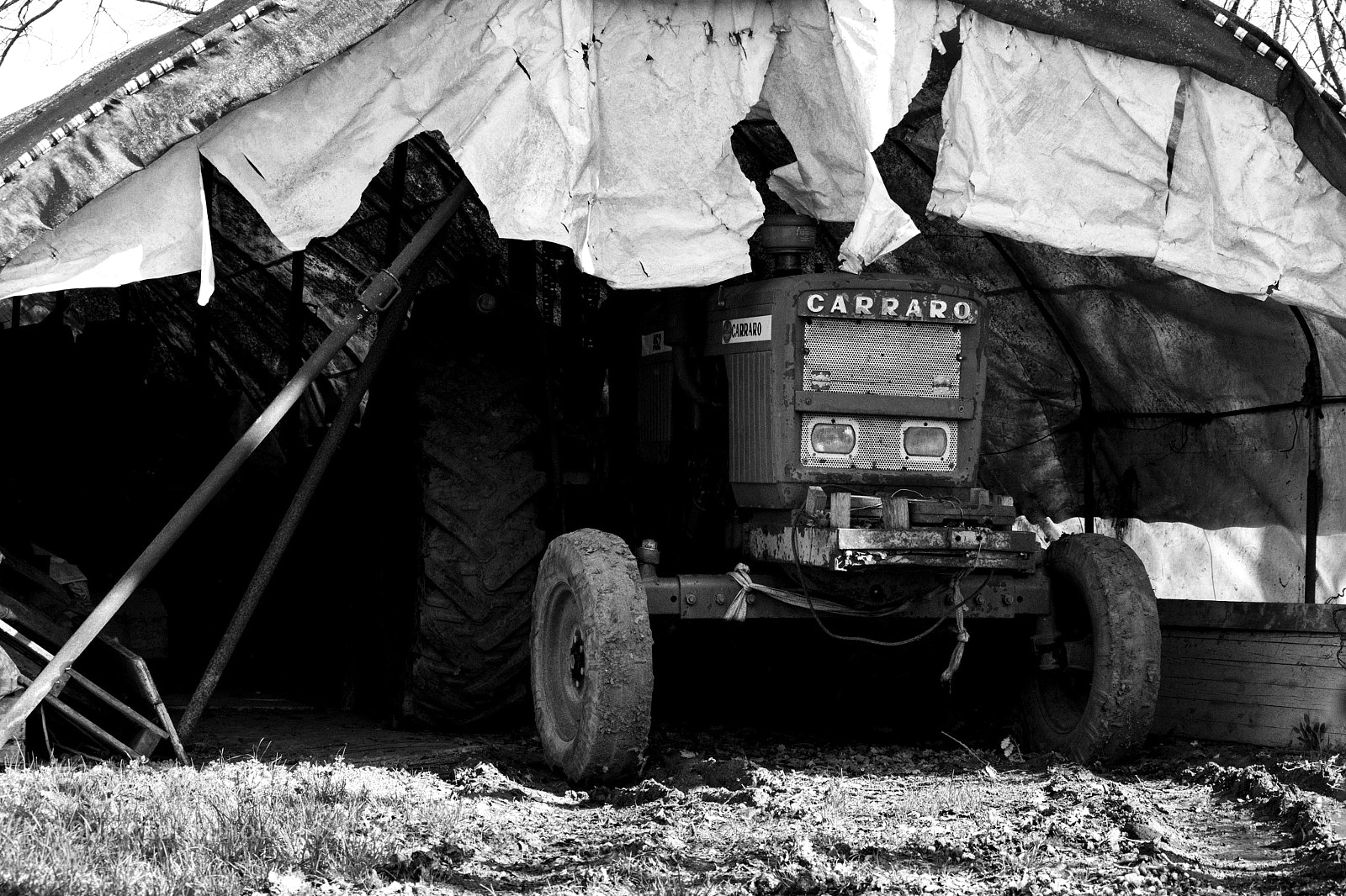 Canon EOS 100D (EOS Rebel SL1 / EOS Kiss X7) sample photo. Old tractor photography