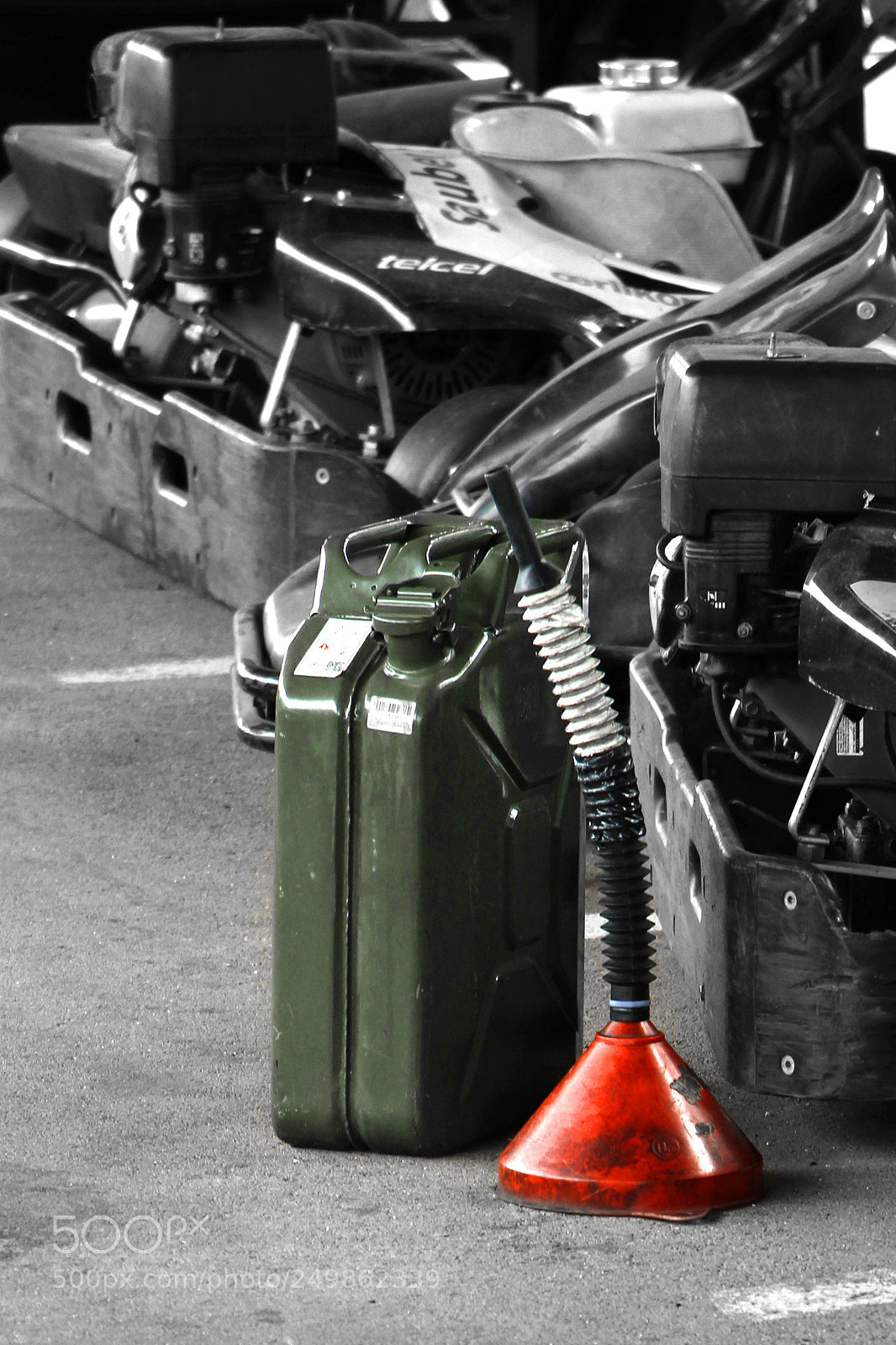 Canon EOS 700D (EOS Rebel T5i / EOS Kiss X7i) sample photo. Refueling in complemental colours photography