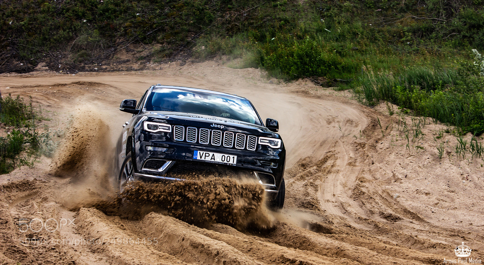 Canon EOS 600D (Rebel EOS T3i / EOS Kiss X5) sample photo. Jeep jump photography