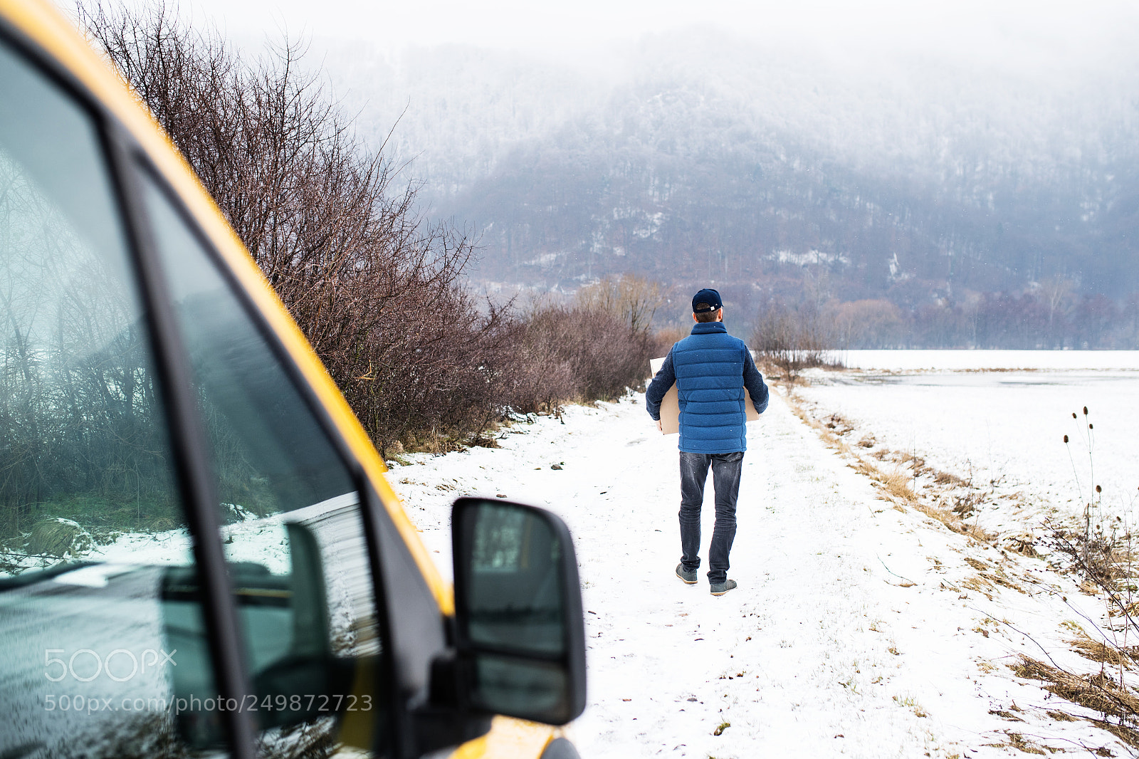 Nikon D5 sample photo. Delivery man delivering parcel photography