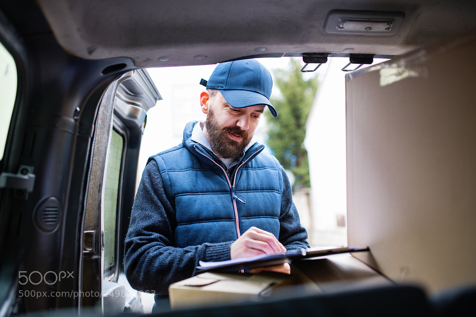 Nikon D5 sample photo. Delivery man delivering parcel photography