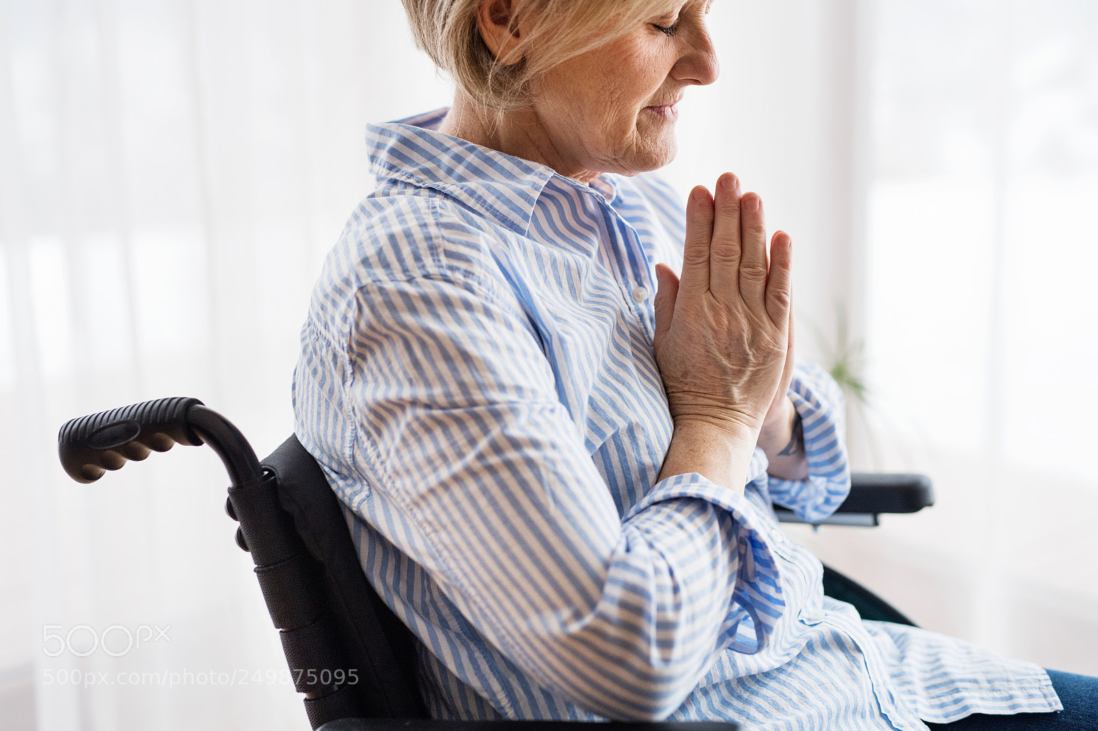 Nikon D5 sample photo. A senior woman in photography
