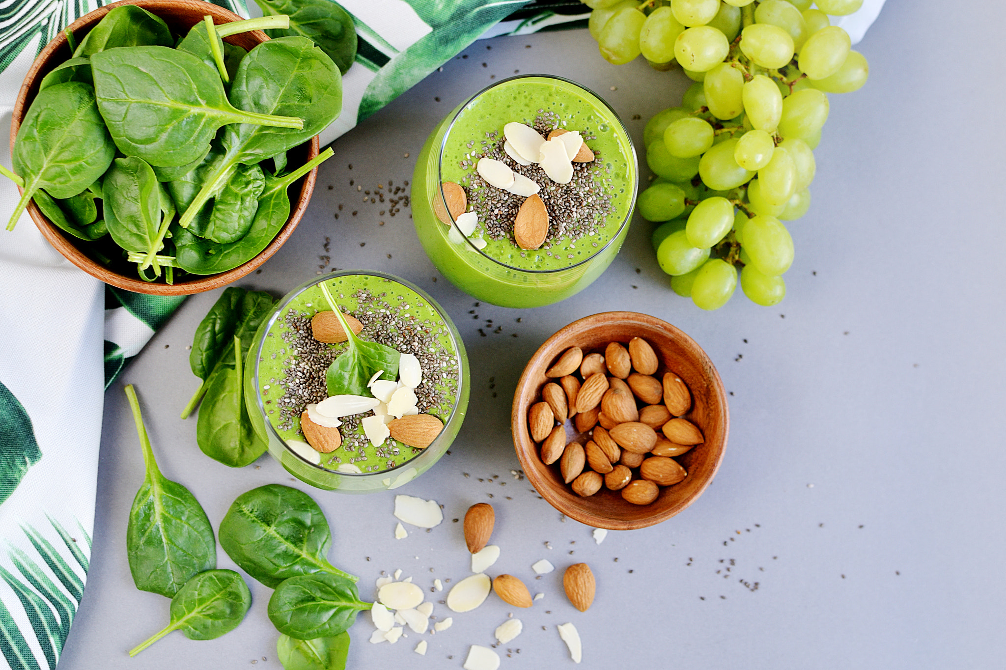Nikon D3100 + Nikon AF-S DX Nikkor 35mm F1.8G sample photo. Green spinach smoothies, fruits, vegetables photography