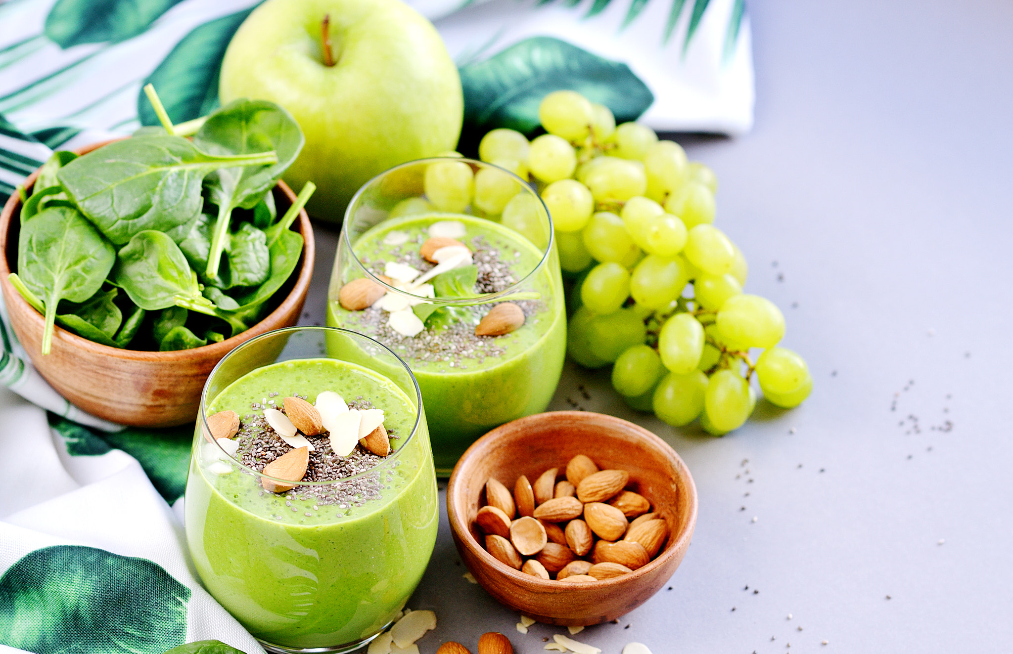 Nikon D3100 + Nikon AF-S Nikkor 85mm F1.8G sample photo. Green spinach smoothies, fruits, vegetables photography