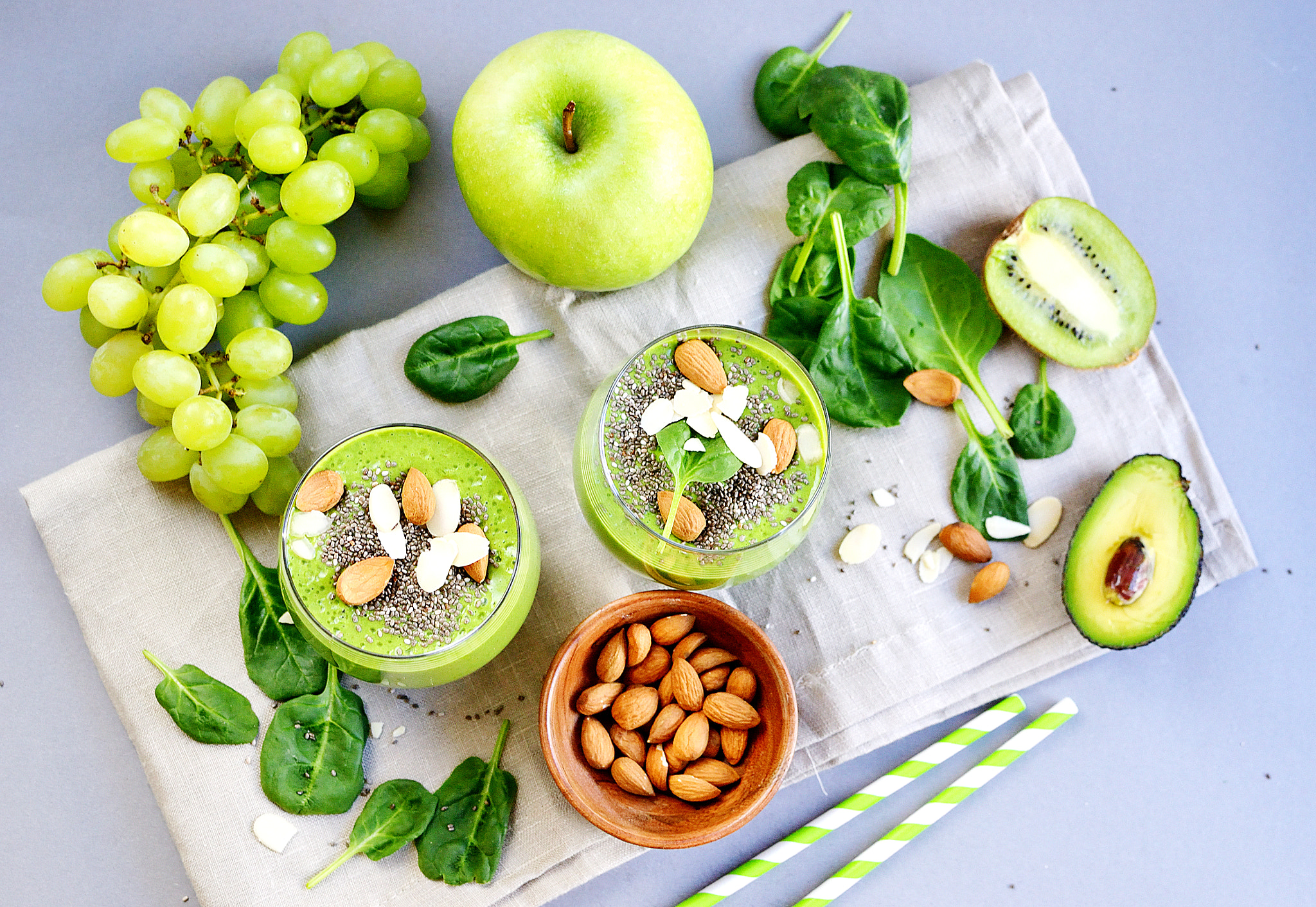 Nikon D3100 + Nikon AF-S DX Nikkor 35mm F1.8G sample photo. Green spinach smoothies, fruits, vegetables photography