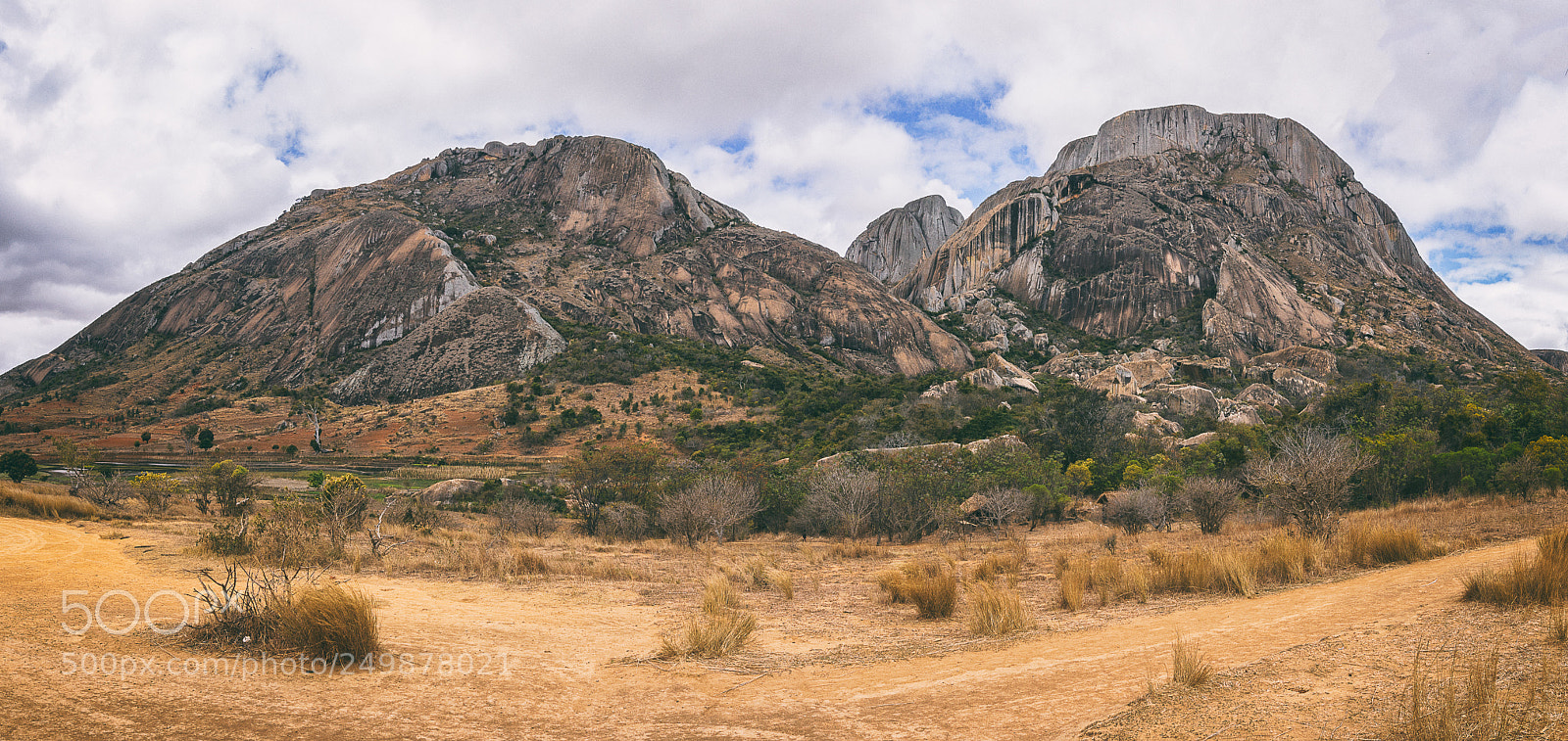Canon EOS 600D (Rebel EOS T3i / EOS Kiss X5) sample photo. The two hills photography