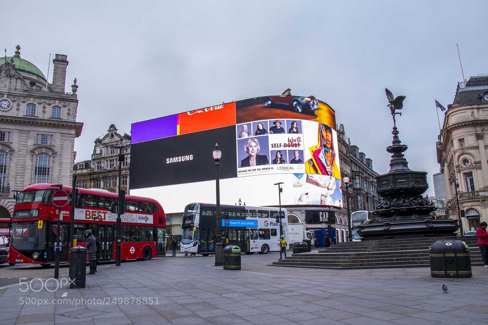 Canon EOS 800D (EOS Rebel T7i / EOS Kiss X9i) sample photo. Piccadily circus photography