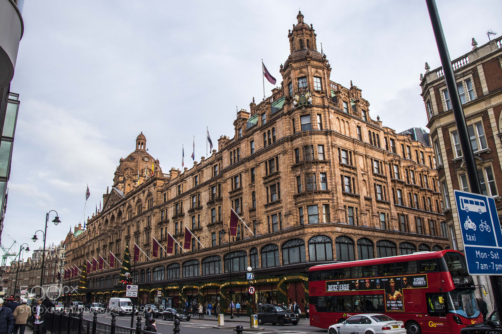 Canon EOS 800D (EOS Rebel T7i / EOS Kiss X9i) sample photo. Harrods, knightsbridge photography