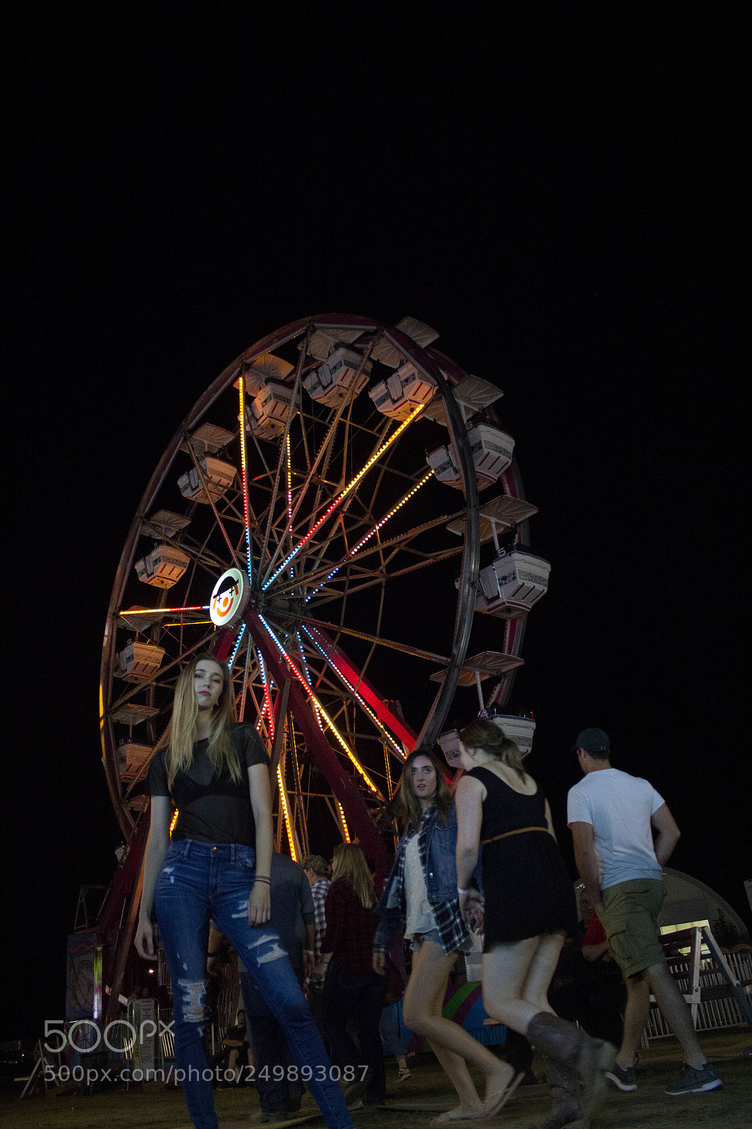 Canon EOS 600D (Rebel EOS T3i / EOS Kiss X5) sample photo. In the crowd photography